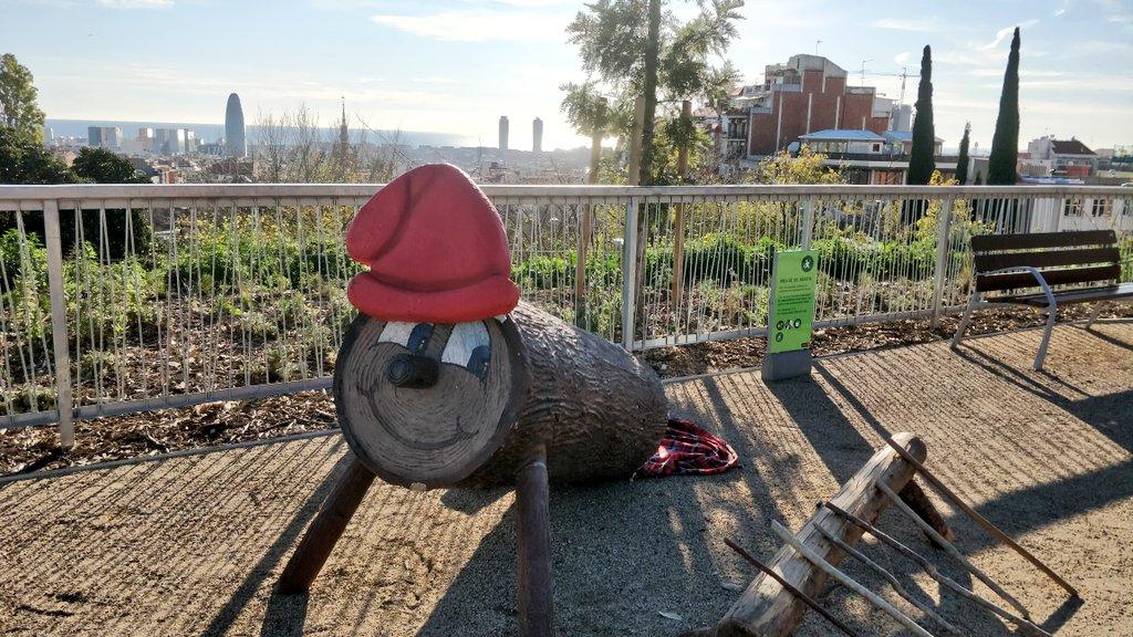 Un tió de Nadal als jardins del Doctor Pla i Armengol, el dia de l'obertura al públic / Districte d'Horta-Guinardó