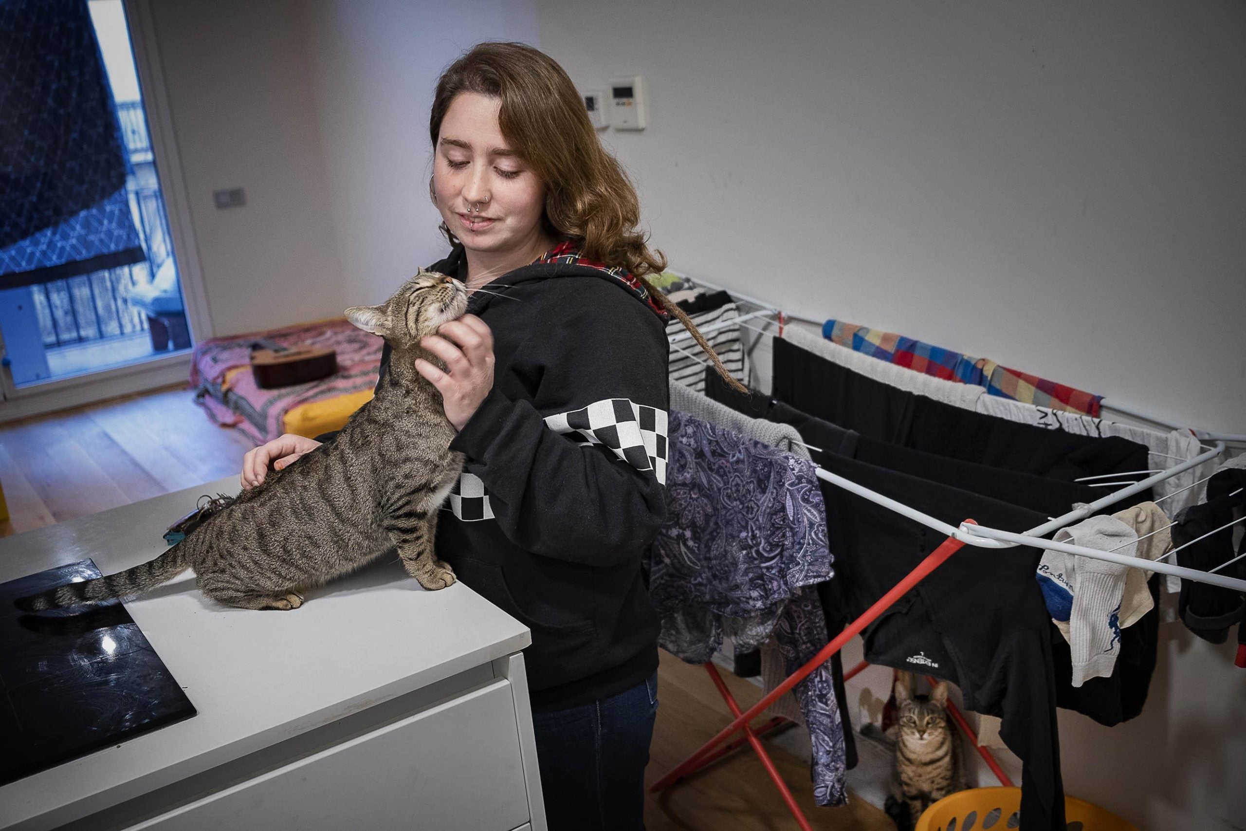 La Susana, al seu pis del Bloc Llavors, amb les gates amb les que conviu des del principi de l'ocupació / Jordi Play La Susana, al seu pis del Bloc Llavors, amb les gates amb les que conviu des del principi de l'ocupació / Jordi Play