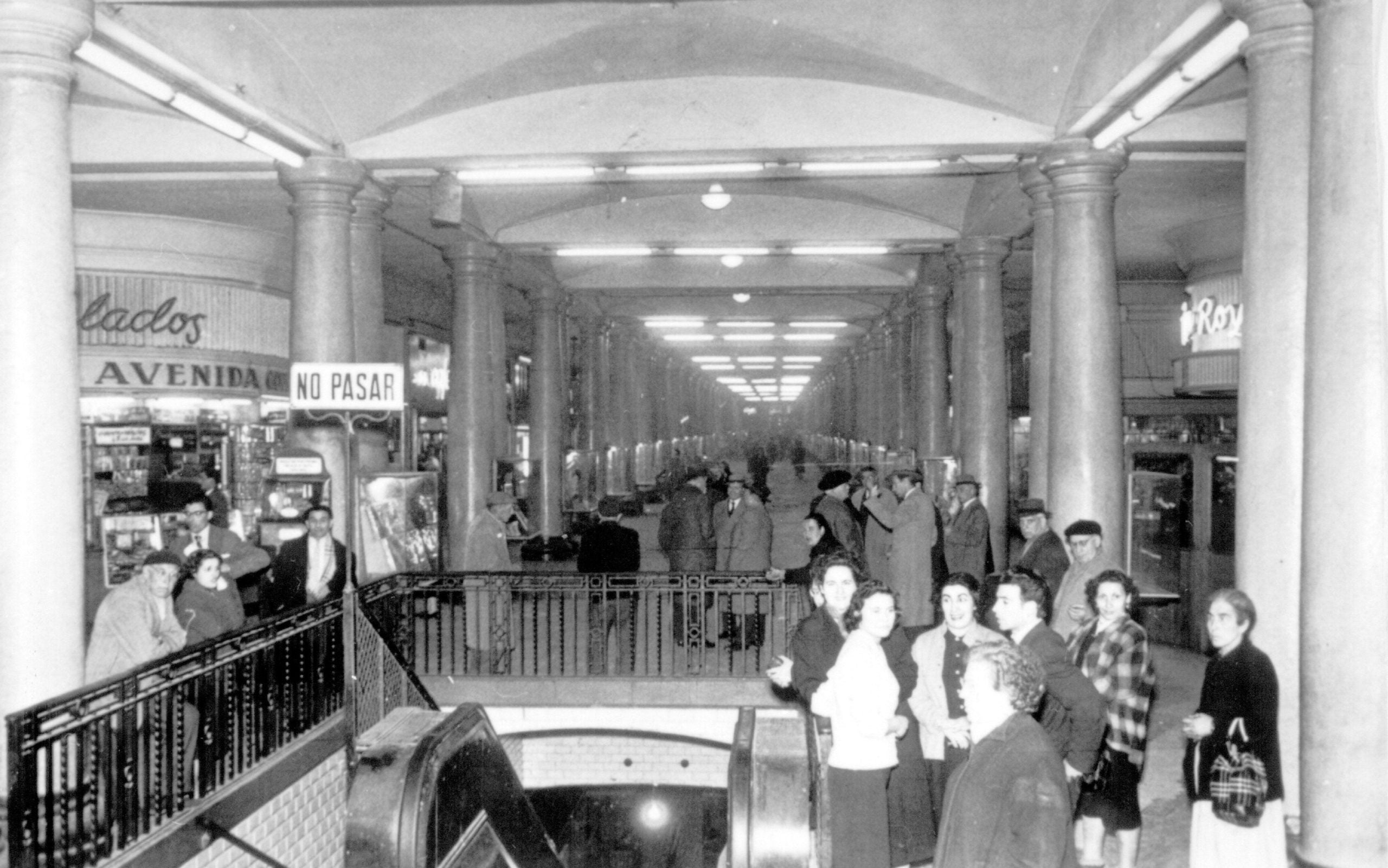 L'avinguda de la Llum, al costat de l'estació de plaça Catalunya de la línia Barcelona-Terrassa, el 1953 / FGC