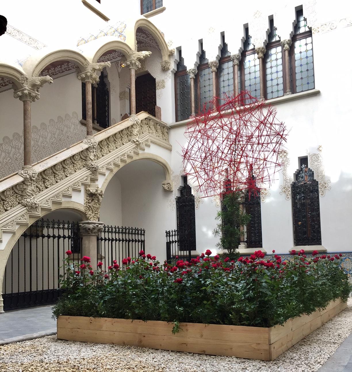 El pati del Palau Macaya, amb la instal·lació de Sant Jordi 2019 / Obra Social 