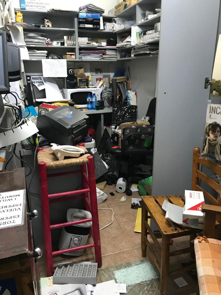 Els lladres han regirat de dalt a baix la taquilla del cinema Maldà / Maldà
