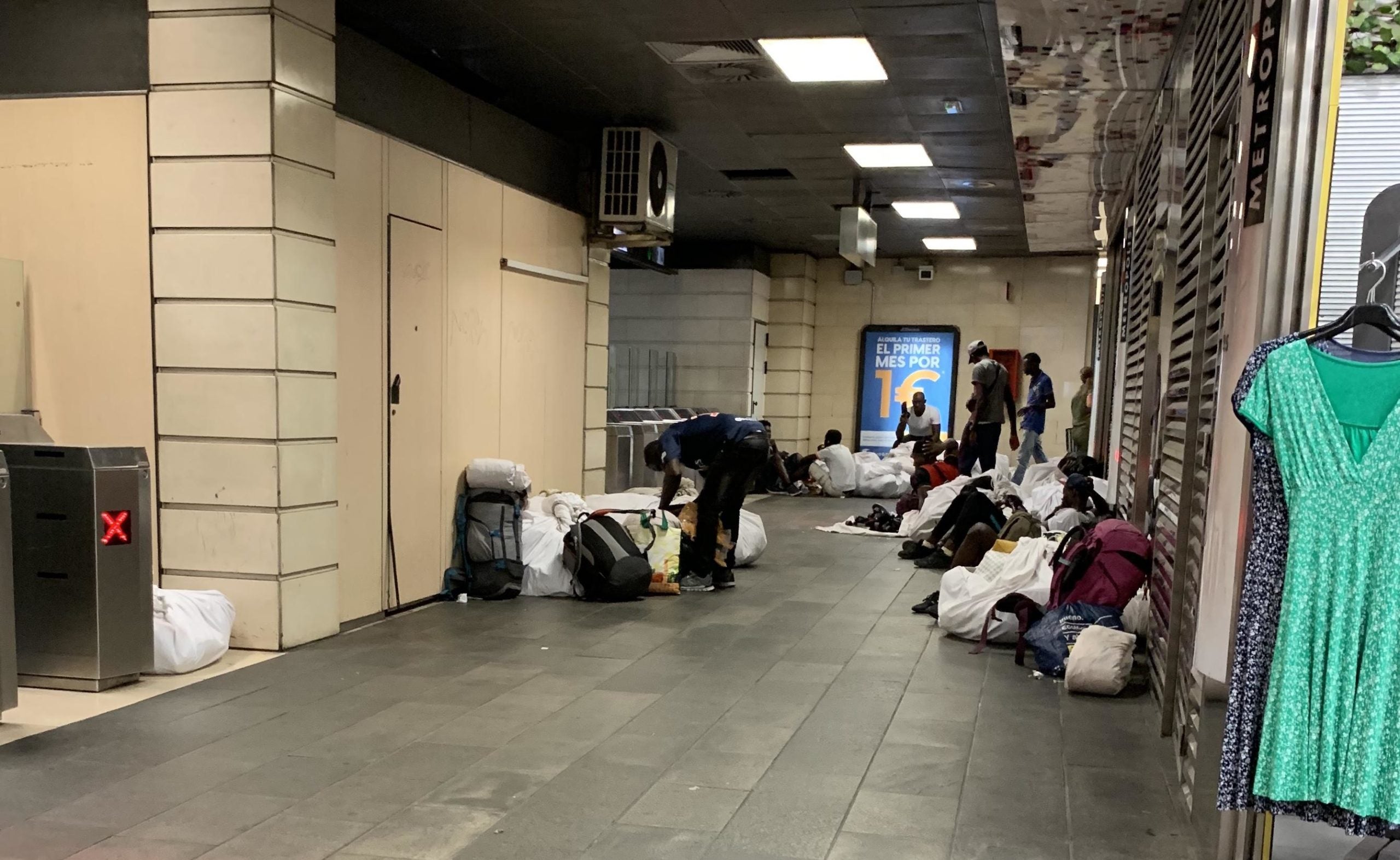 Manters al passadís que va de l'intercanviador de Renfe a la plaça Catalunya a les línies 3 i 1 del metro, l'1 d'agost del 2019 a la tarda / S.B. 