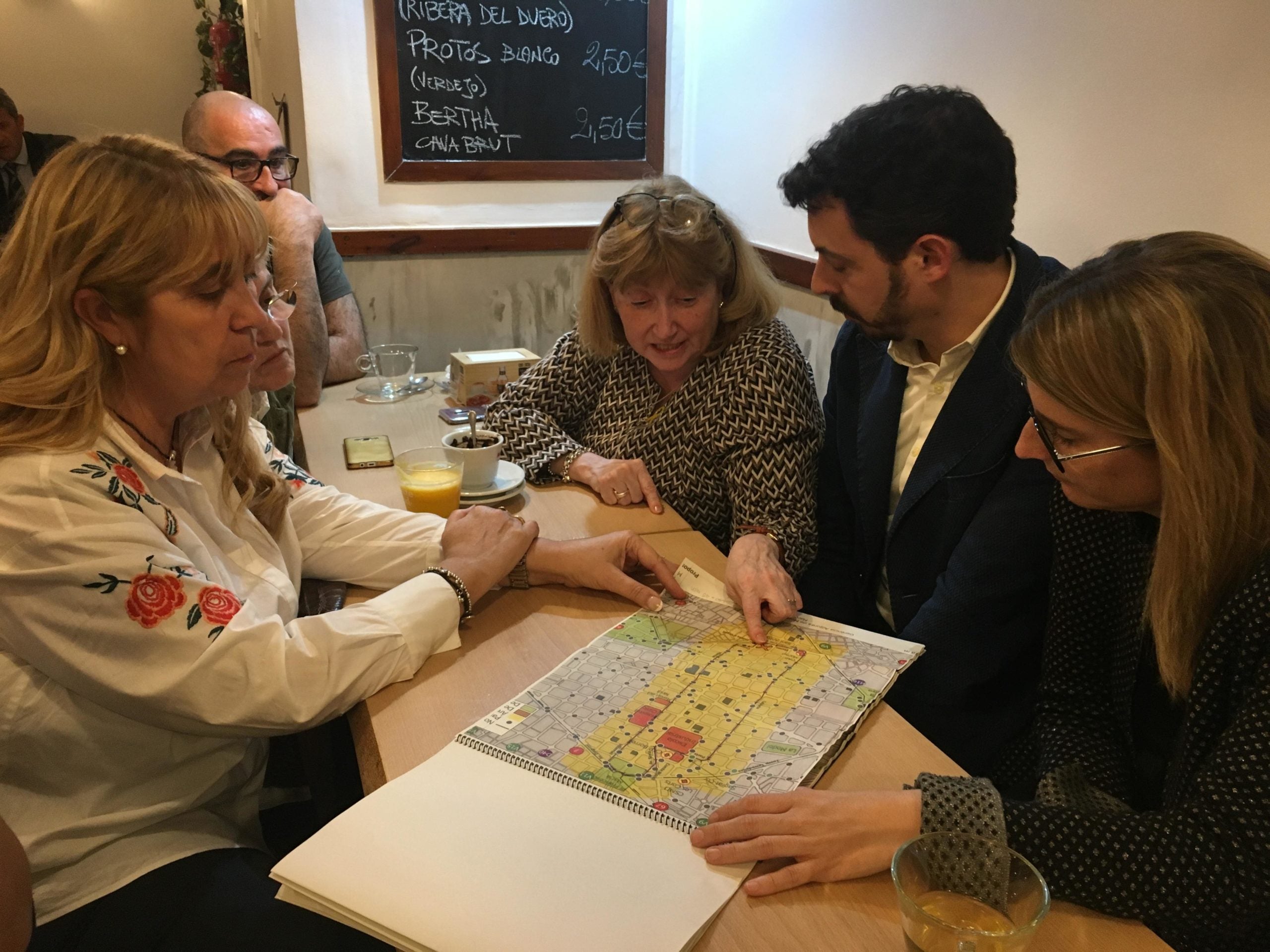 Els veïns de l'Eixample que reclamen que torni a posar-se en funcionament l'autobús número 41, amb Elsa Artadi / S.B. Els veïns de l'Eixample que reclamen que torni a posar-se en funcionament l'autobús número 41, amb Elsa Artadi / S.B.