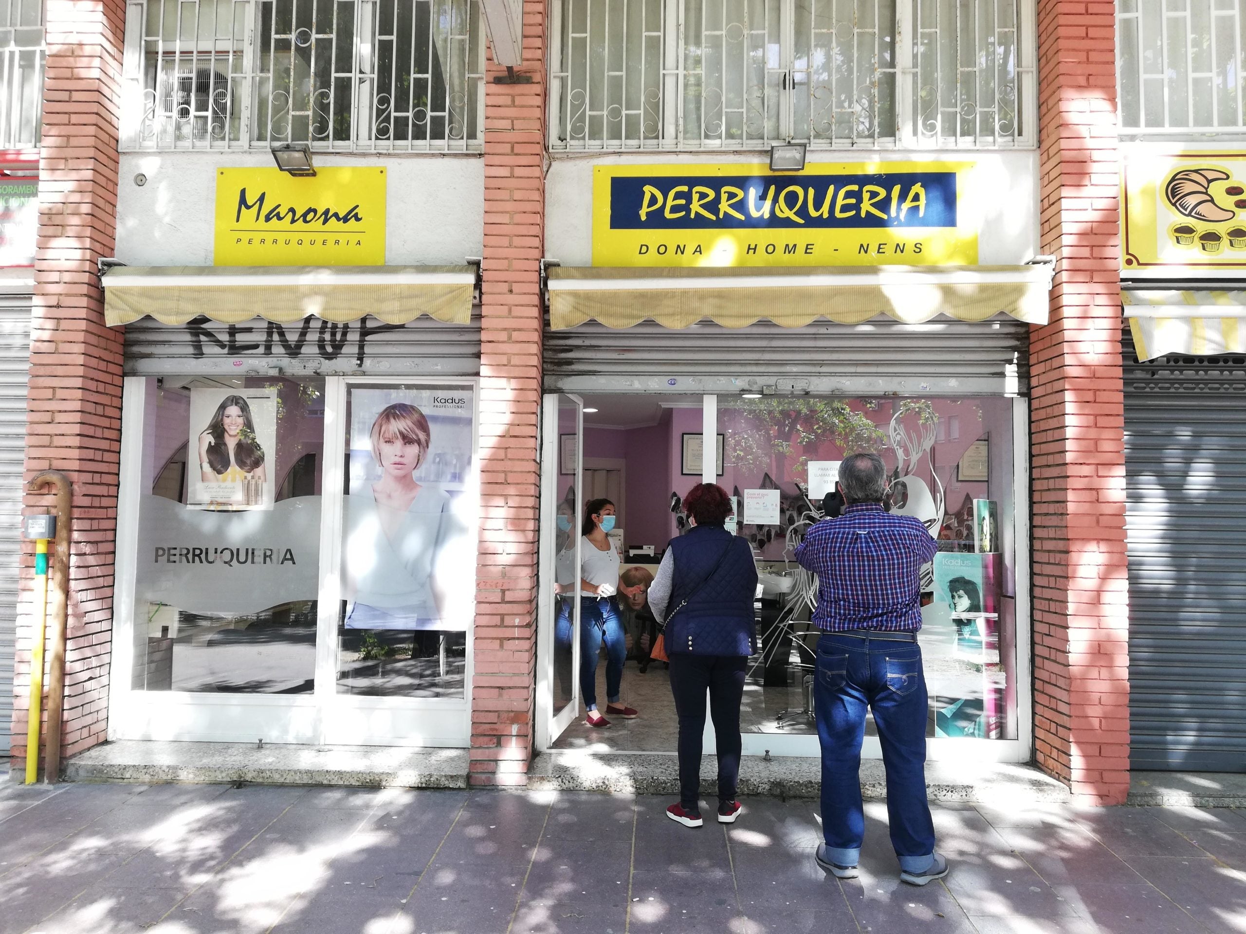 Cua a la porta de la perruqueria Marona, al barri de Port de Nou Barris, el primer dia que es permet reobrir després de setmanes de confinament / A.L.