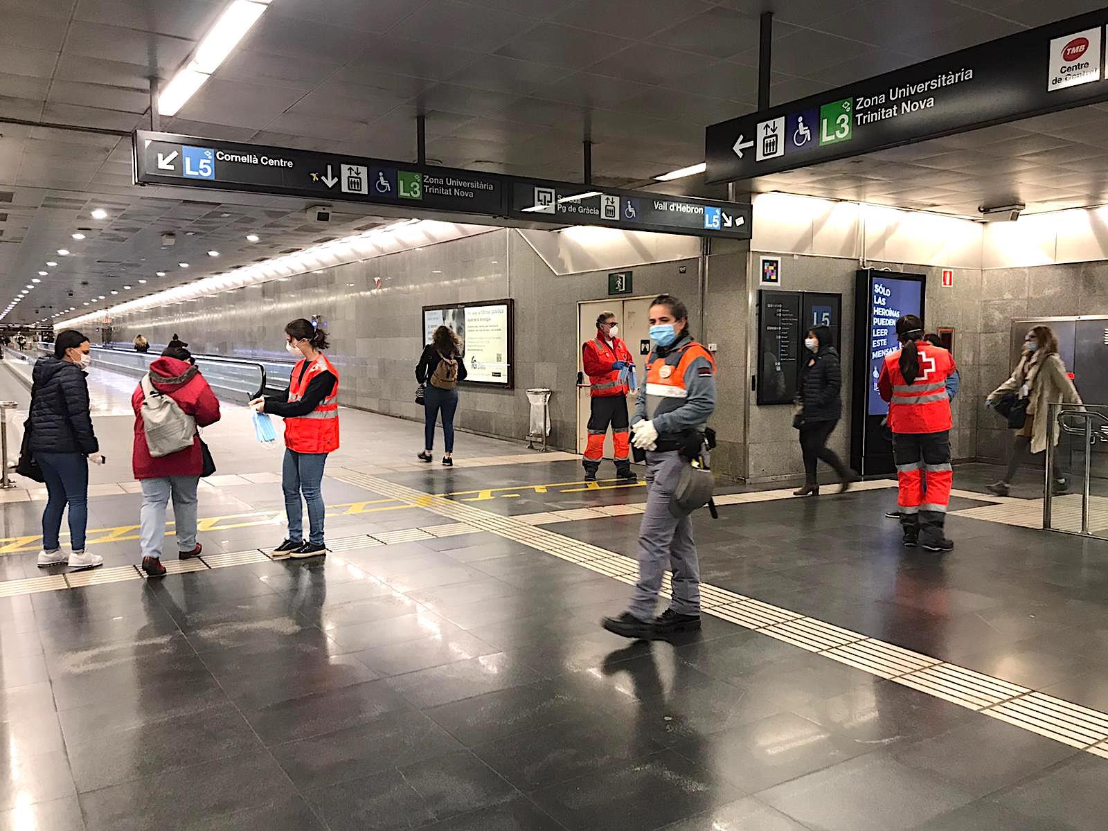 Repartiment de mascaretes al metro de Barcelona el dia que molts treballadors no essencials tornaven a la feina / A.G.