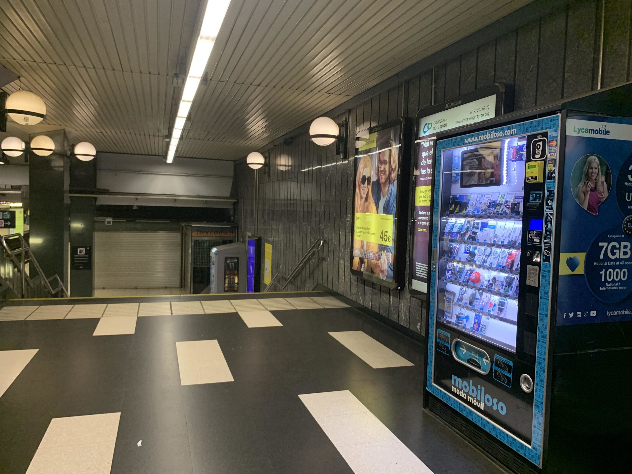 La màquina expenedora d'articles d'electrònica de l'accés a l'andana en direcció Trinitat Nova de la L3, a Catalunya, on es poden trobar mascaretes, a la cantonada superior esquerra / S.B. La màquina expenedora d'articles d'electrònica de l'accés a l'andana en direcció Trinitat Nova de la L3, a Catalunya, on es poden trobar mascaretes, a la cantonada superior esquerra / S.B.
