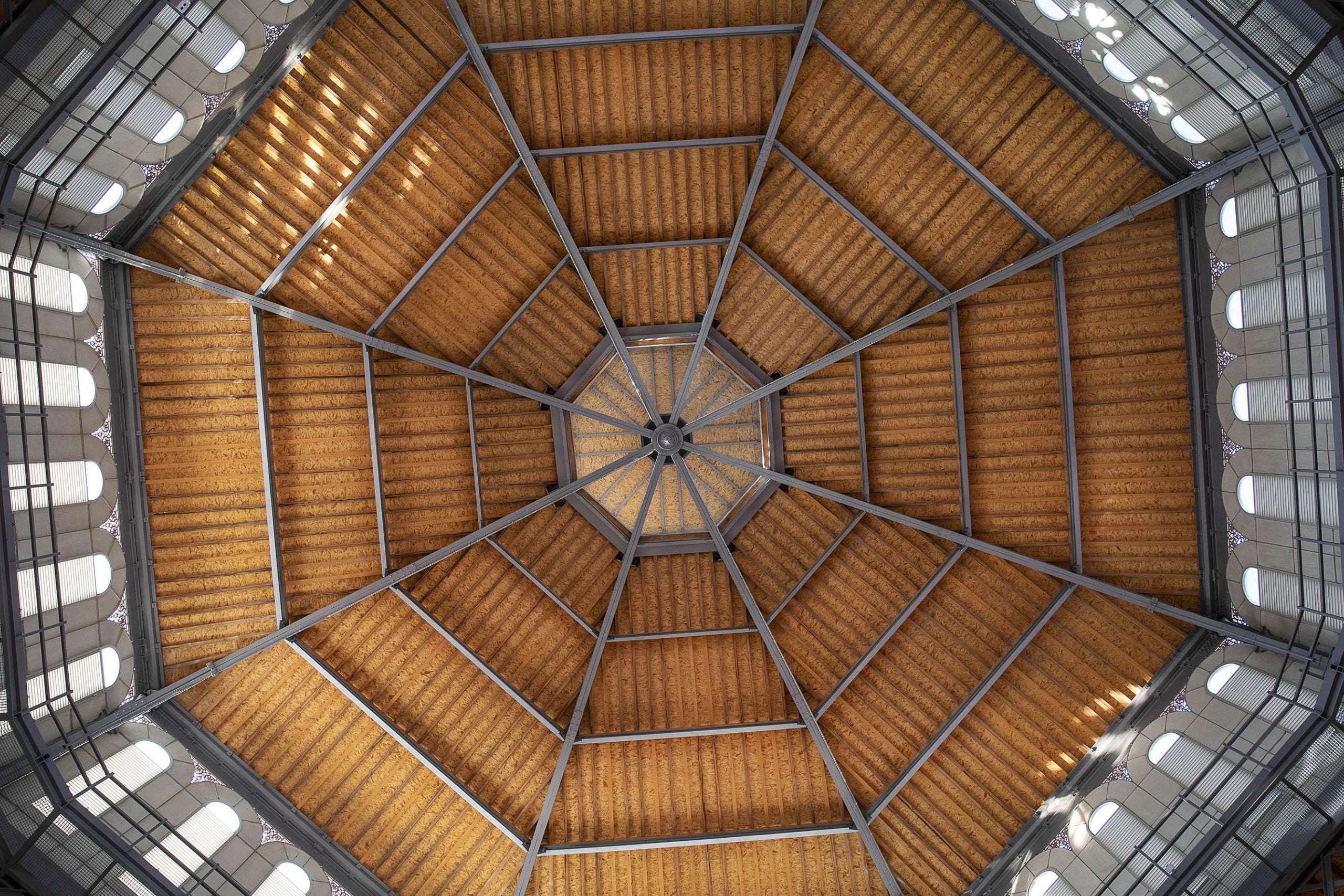 Vista de la cúpula del mercat de Sant Antoni des de dins / Jordi Play