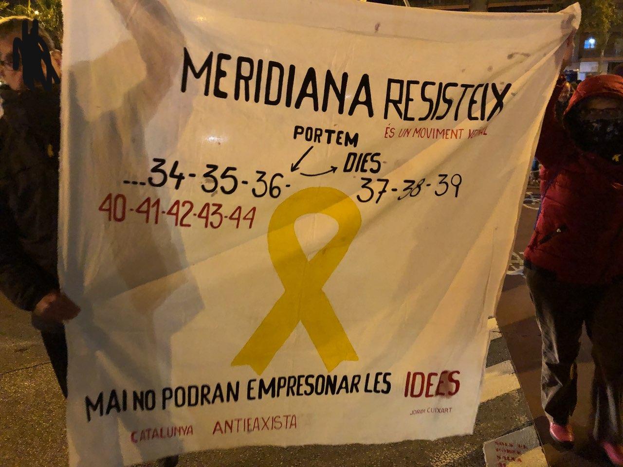 La pancarta amb el comptador de dies del tall de la Meridiana, el dia 44 / Meridiana Resisteix