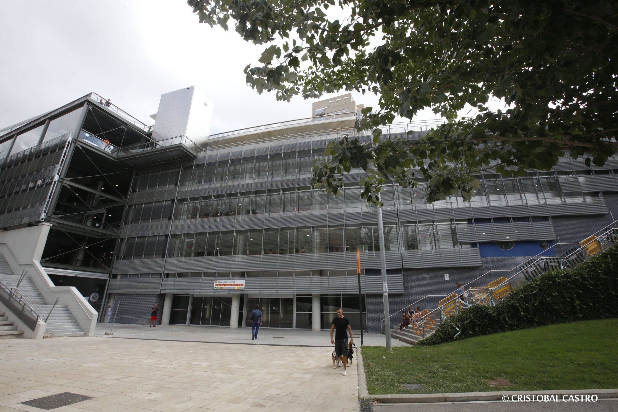 Nou edifici de Mútua Terrassa a Vallparadís amb accés a FGC | CRISTÓBAL CASTRO  Nou edifici de Mútua Terrassa a Vallparadís amb accés a FGC | CRISTÓBAL CASTRO