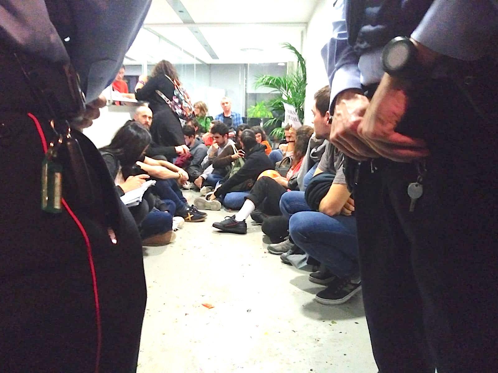 Agents dels Mossos a l'oficina d'Azzam, filial del fons Azora, a Sant Mart&iacute;. Volen fer fora els activistes del Sindicat de Llogateres que hi ha a dins / Sindicat de Llogateres