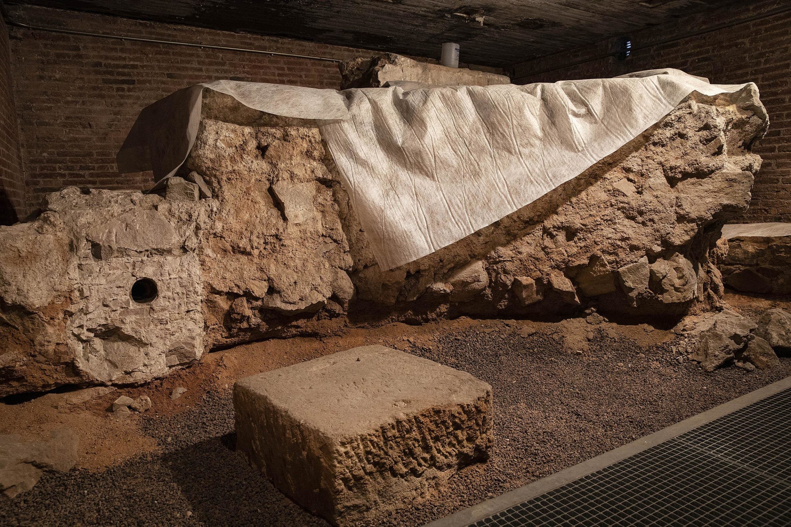 Restes d'una necròpoli paleocristiana conviuen amb un mosaic de la vil·la romana d'Antoni Maura / Jordi Play Restes d'una necròpoli paleocristiana conviuen amb un mosaic de la vil·la romana d'Antoni Maura / Jordi Play