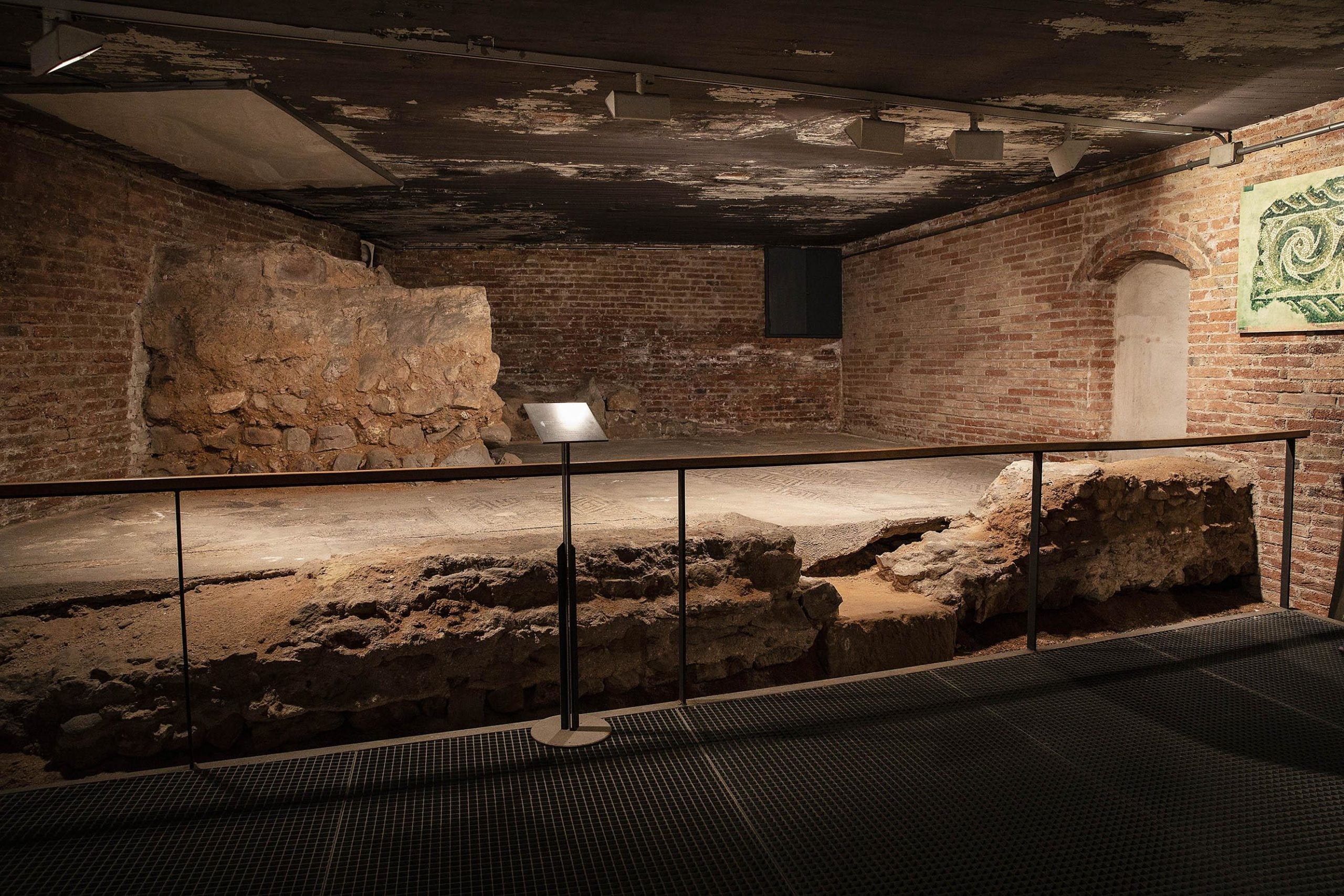 A poques passes de la Catedral s'amaga sota terra una vil·la romana 'atrapada' dins d'una habitació / Jordi Play A poques passes de la Catedral s'amaga sota terra una vil·la romana 'atrapada' dins d'una habitació / Jordi Play