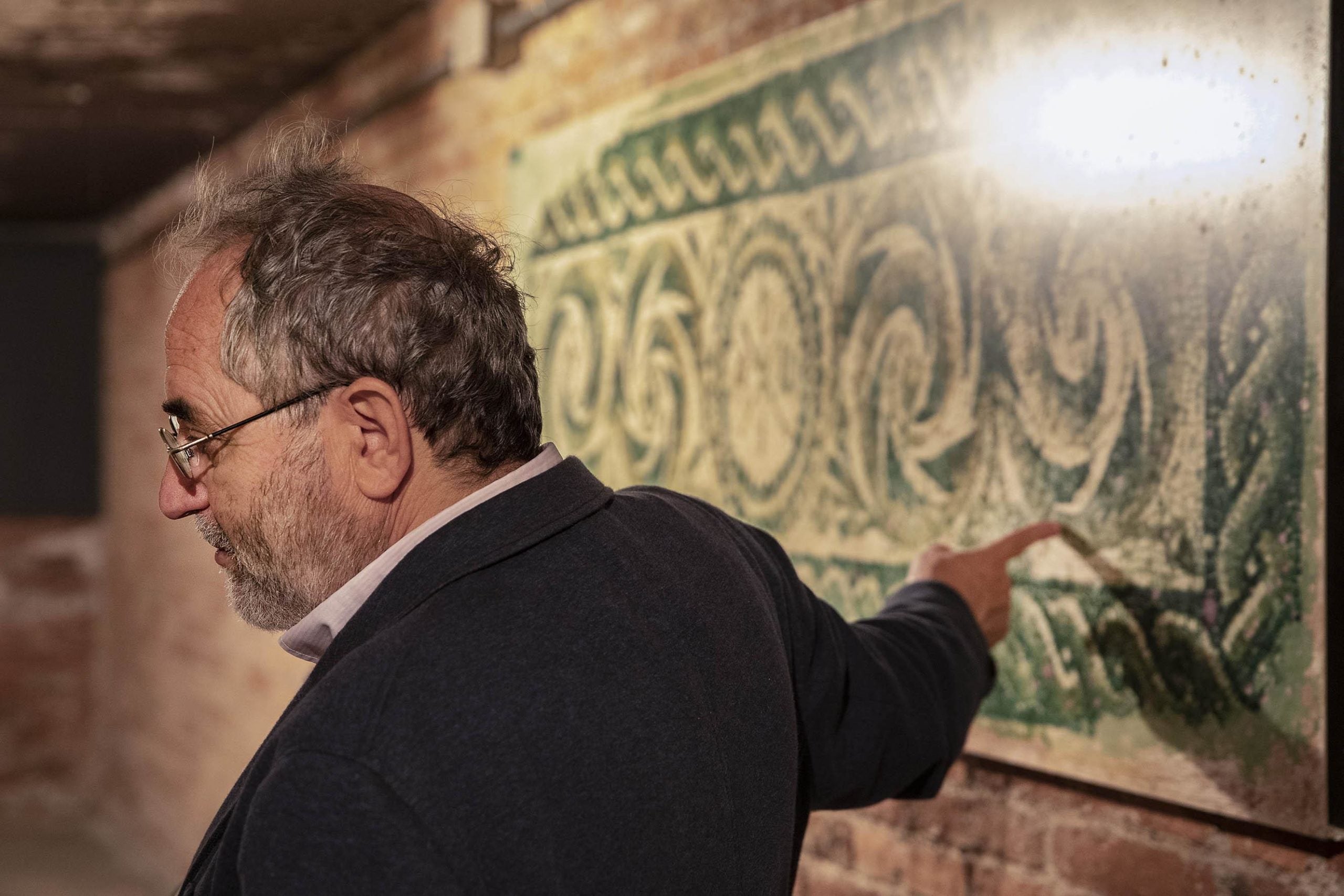 Joan Roca, director del MUHBA, assenyala una foto del mosaic paleocristià traslladat al museu / Jordi Play Joan Roca, director del MUHBA, assenyala una foto del mosaic paleocristià traslladat al museu / Jordi Play