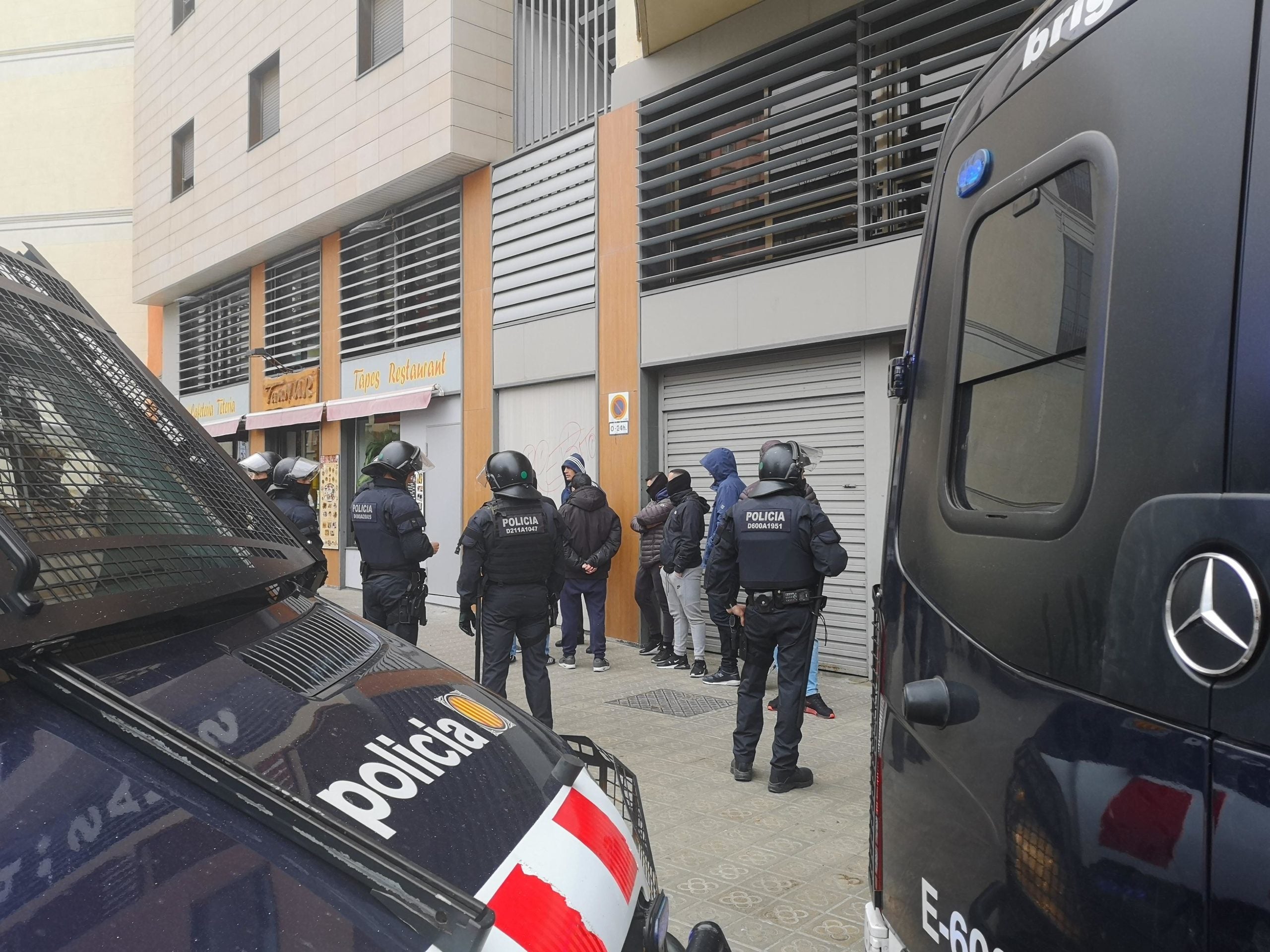 Agents dels Mossos a la plaça de Sants hores abans del partit del Barça contra l'Olympique de Lió / D.C. Agents dels Mossos a la plaça de Sants hores abans del partit del Barça contra l'Olympique de Lió / D.C.