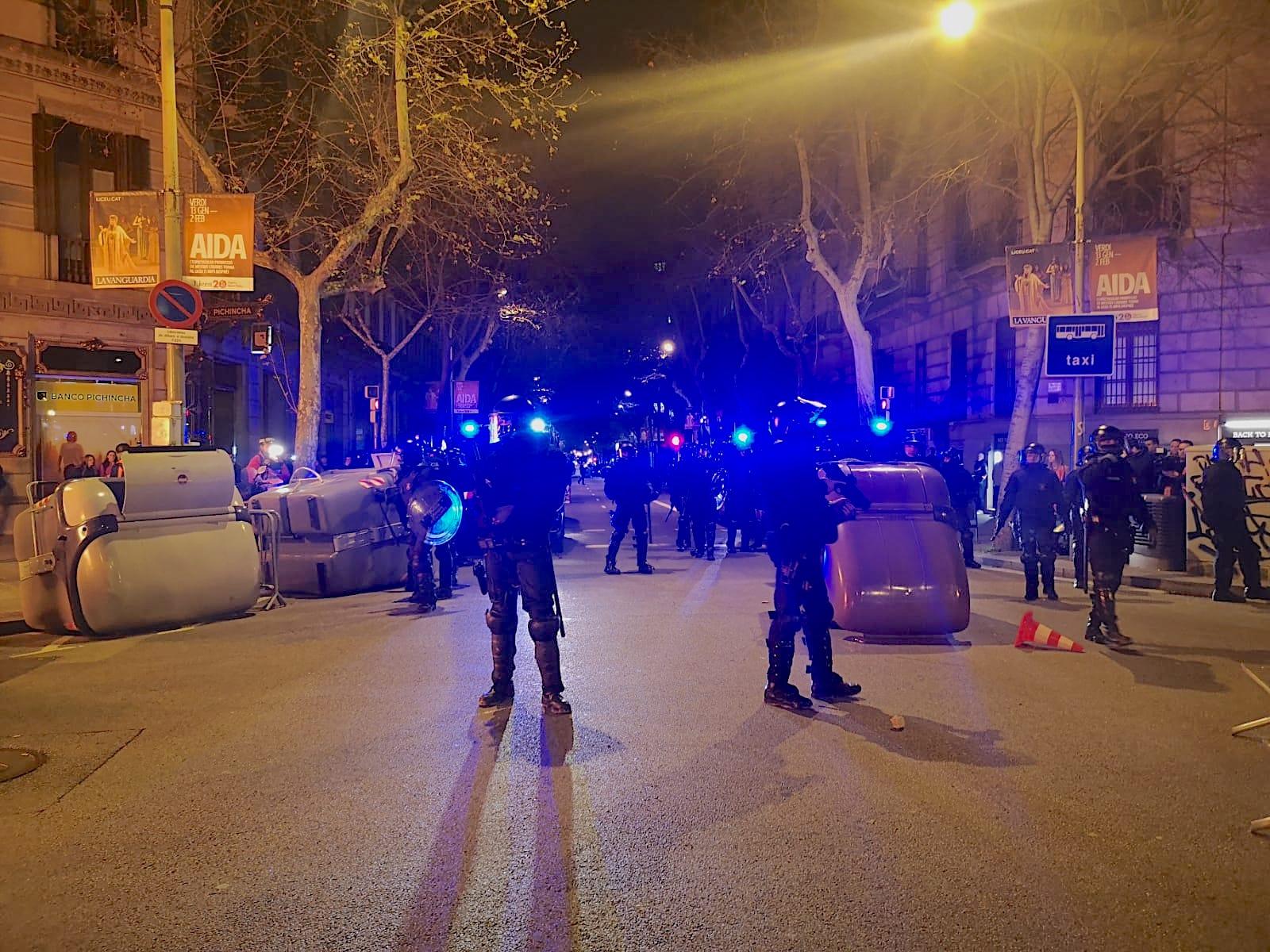 Agents dels antiavalots dels Mossos contenint la protesta per la inhabilitació de Torra al centre de Barcelona / D.C. Agents dels antiavalots dels Mossos contenint la protesta per la inhabilitació de Torra al centre de Barcelona / D.C.