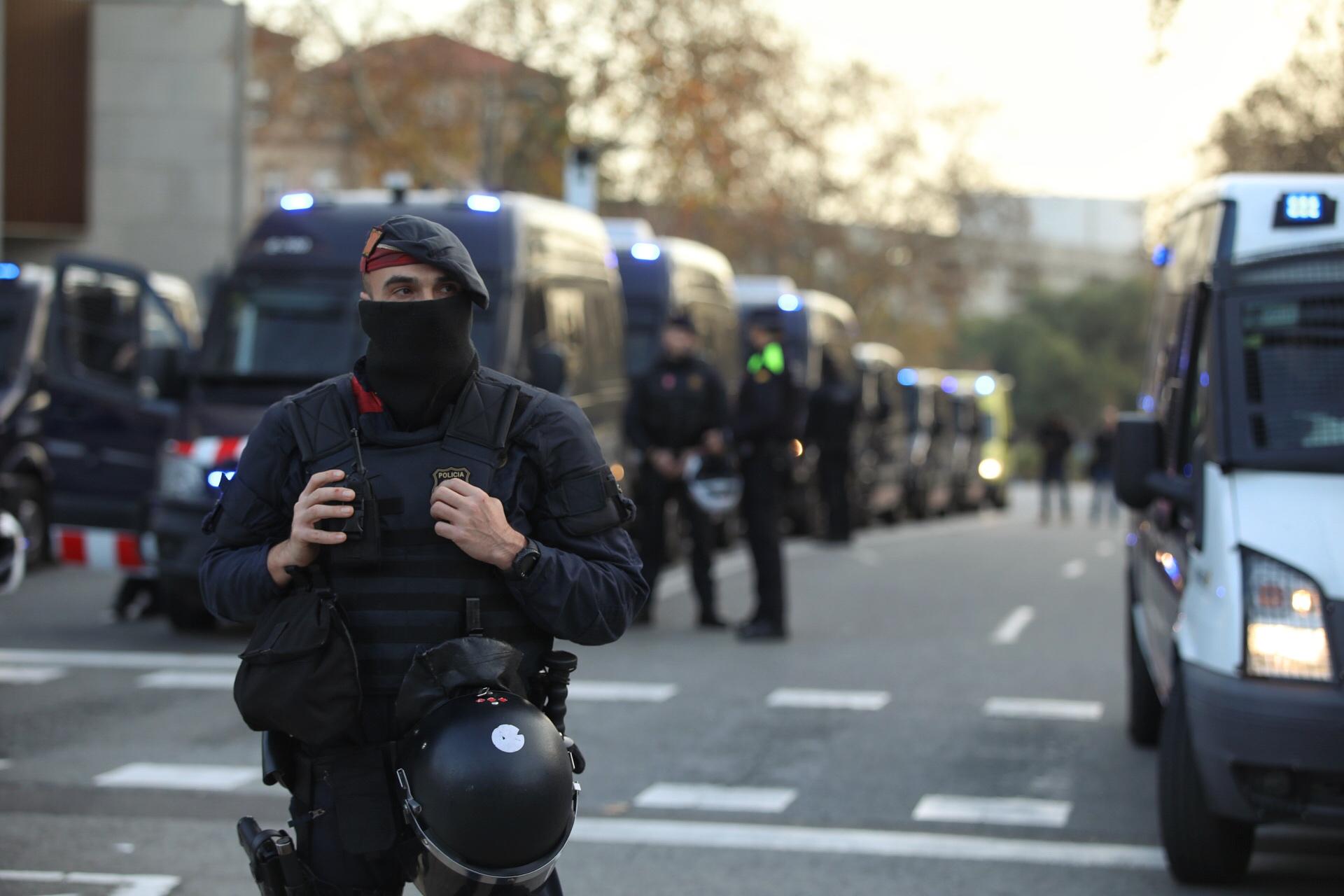 Part del dispositiu dels Mossos al voltant del Camp Nou per controlar el clàssic del Tsunami / Jordi Play