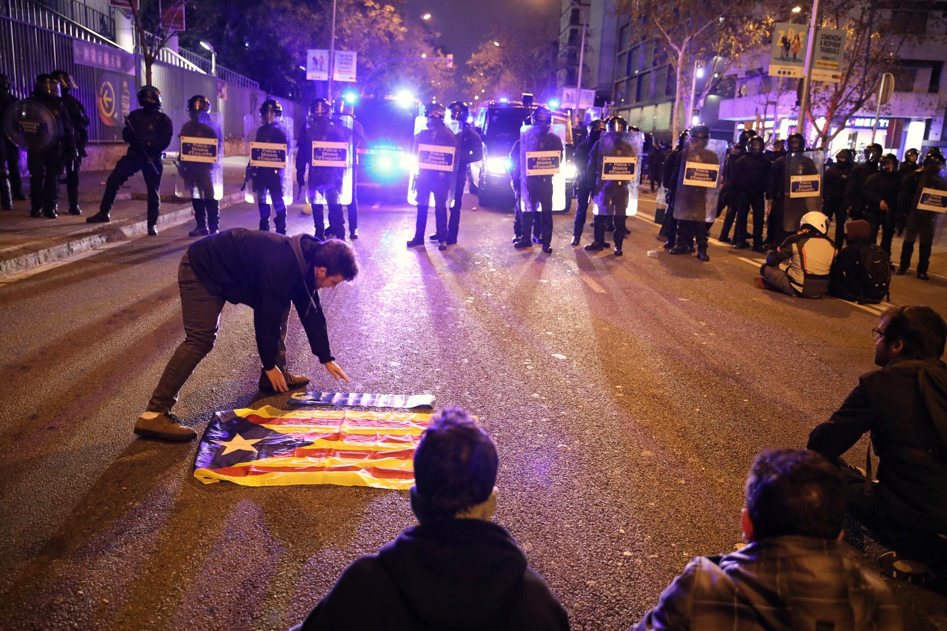 Antiavalots dels Mossos d'Esquadra a la Travessera de les Corts, a la zona on s'han produït els incidents / Jordi Play