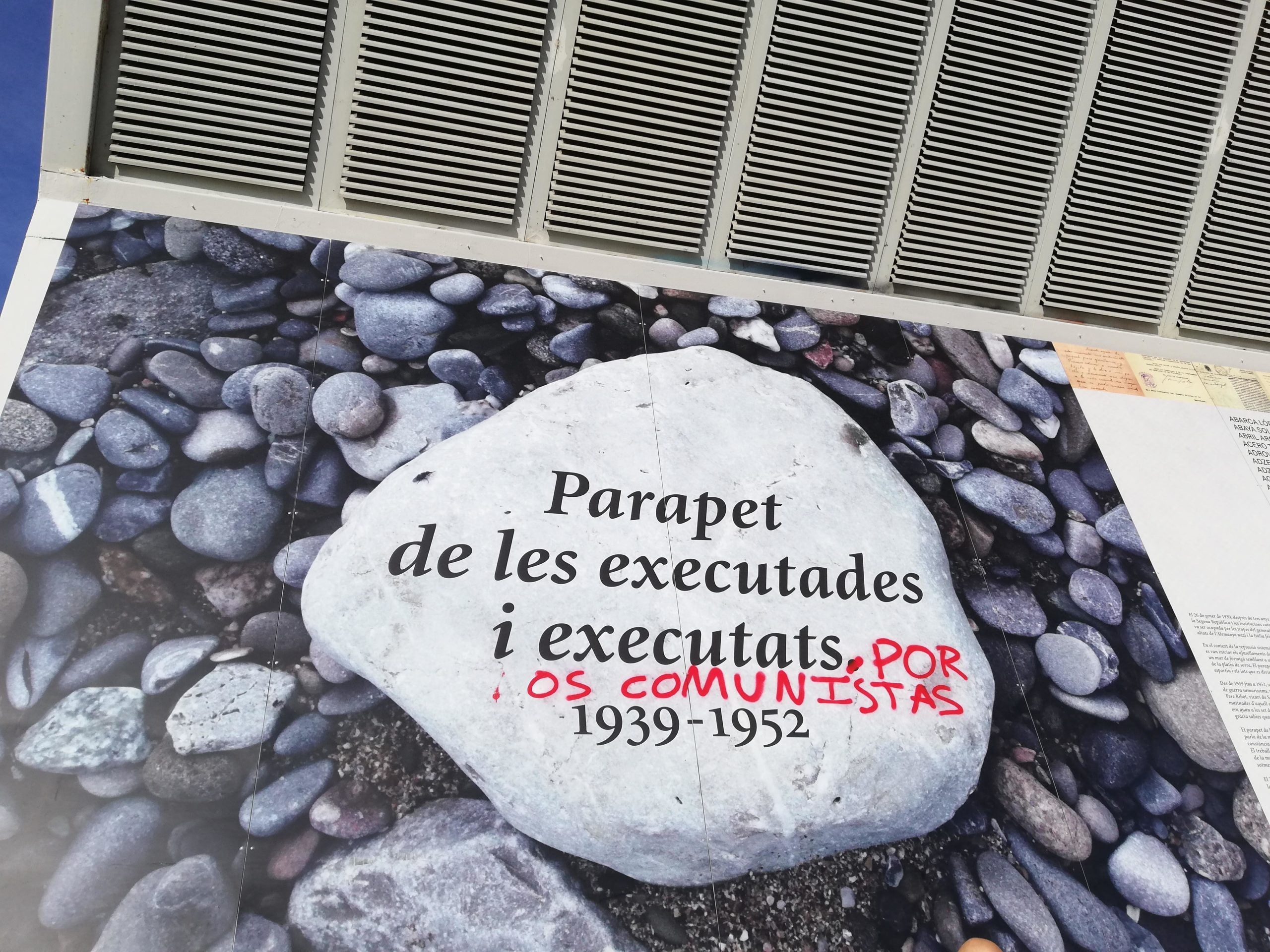 La pintada dels vàndals que atribueix als comunistes els afusellaments del franquisme al Camp de la Bota, recordats en un memorial al Fòrum / A.L.