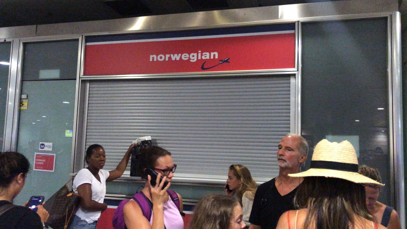 Passatgers del vol de Norwegian a Nova York que sortia aquest divendres al vespre de Barcelona / Tot Barcelona