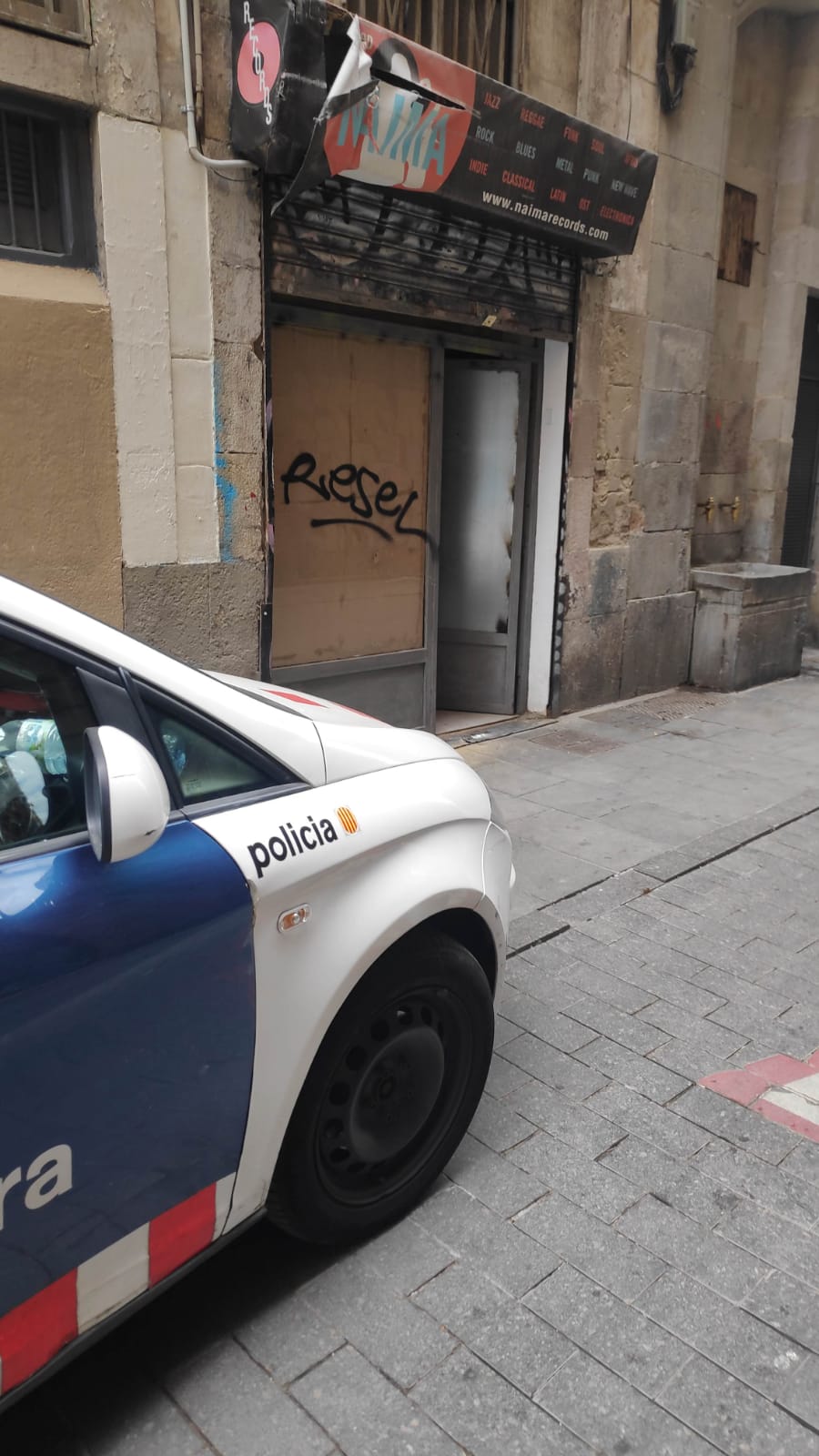 Local de Ciutat Vella on els Mossos han hagut de rescatar un home atrapat / Mossos d'Esquadra