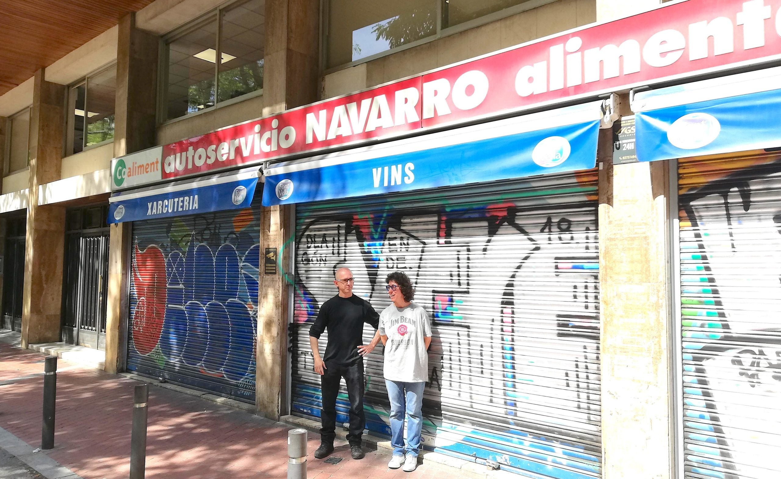 Els germans Esther i Víctor Navarro davant de la botiga, ja tancada, al setembre del 2019 | Adrià Lizanda Els germans Esther i Víctor Navarro davant de la botiga, ja tancada, al setembre del 2019 | Adrià Lizanda