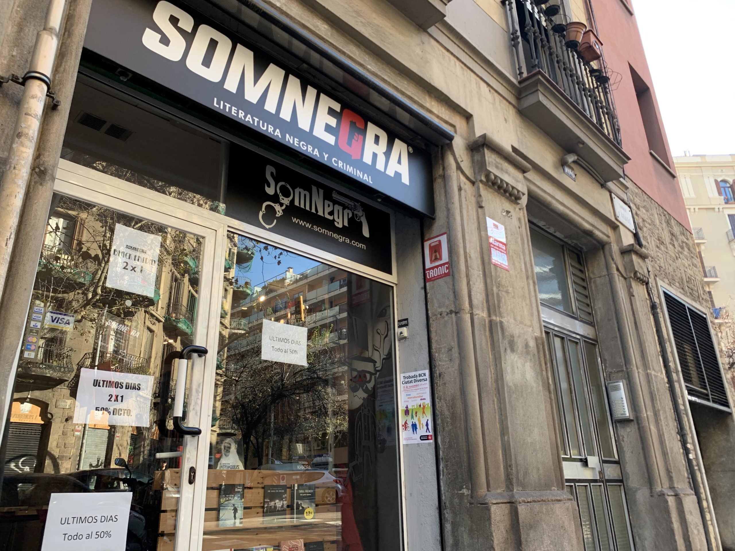 La llibreria Somnegra, al carrer Aragó. Oficialment ja està tancada però encara no hi ha els nous llogaters i un dels socis liquida l'estoc. La foto és del 4 de gener / S.B. La llibreria Somnegra, al carrer Aragó. Oficialment ja està tancada però encara no hi ha els nous llogaters i un dels socis liquida l'estoc. La foto és del 4 de gener / S.B.