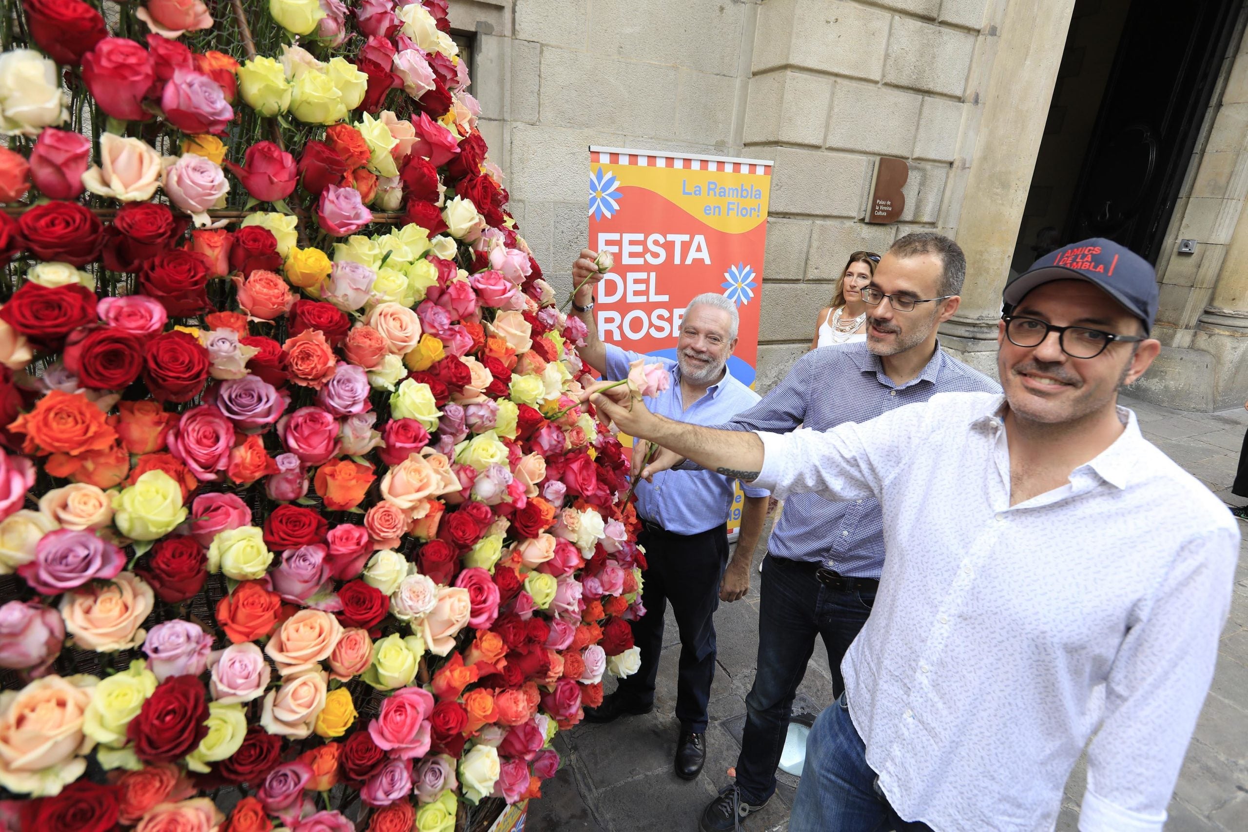 Joan Guillén (Gremi de Floristes), Jordi Rabassa (regidor de Ciutat Vella) i Fermí Villar (Amics de la Rambla), a la Festa del Roser 2019 / Amics de la Rambla