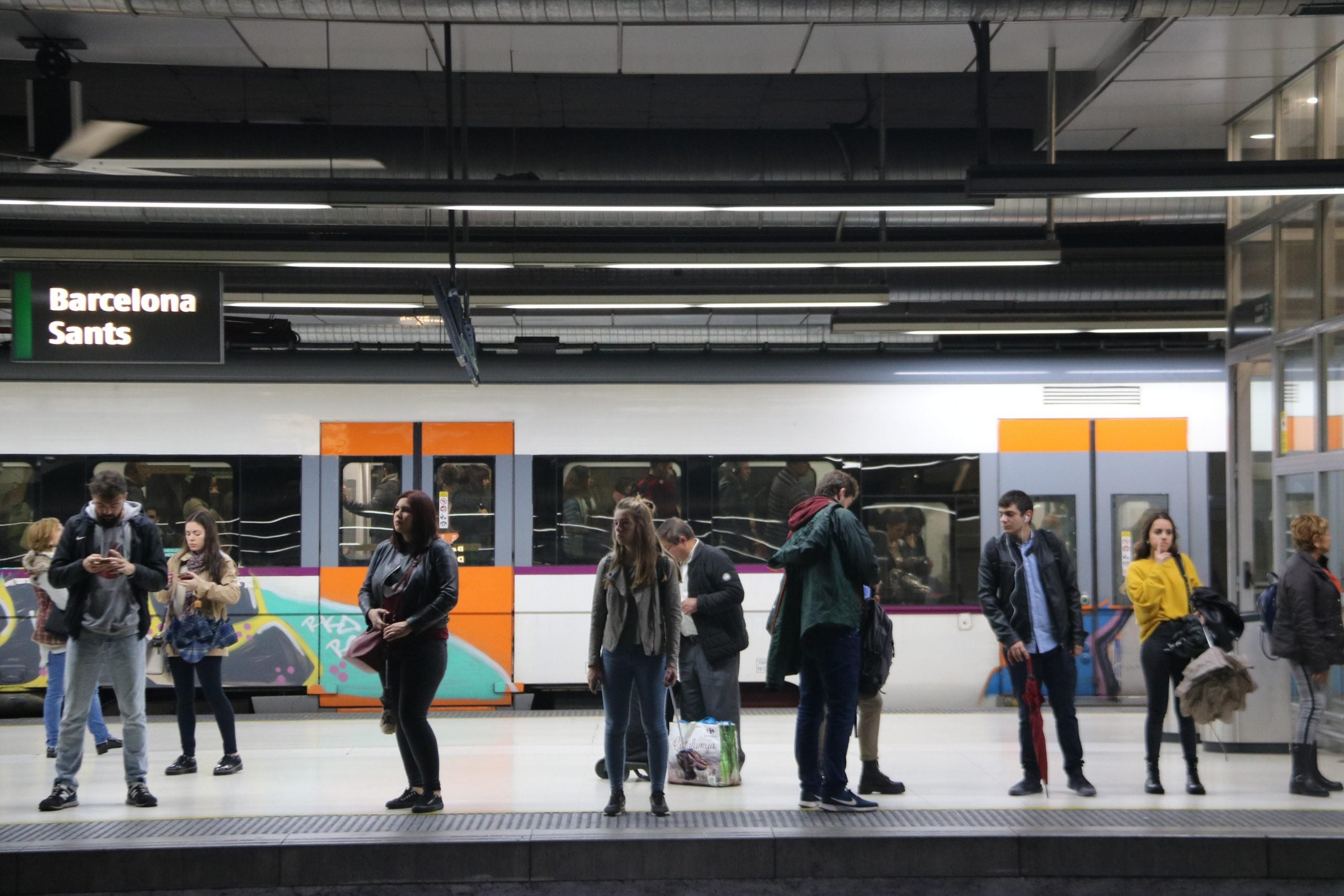 Passatgers a l'estació de l'AVE de Sants. | ACN