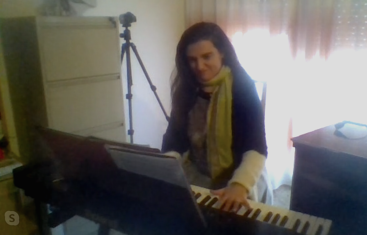 Olga Miracle, al piano, en conversa via Skype amb el TOT Barcelona