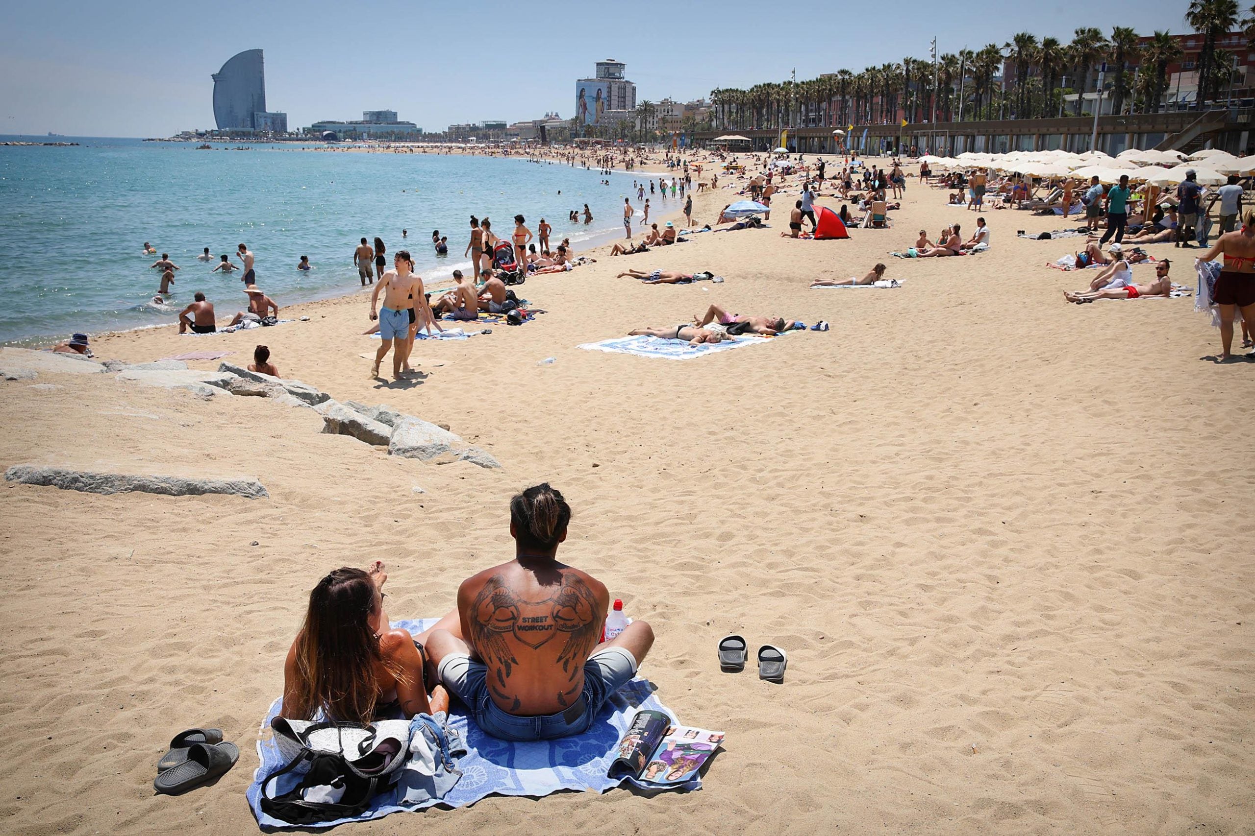 Vista de les platges de la Barceloneta, amb l'hotel Vela de fons / Jordi Play