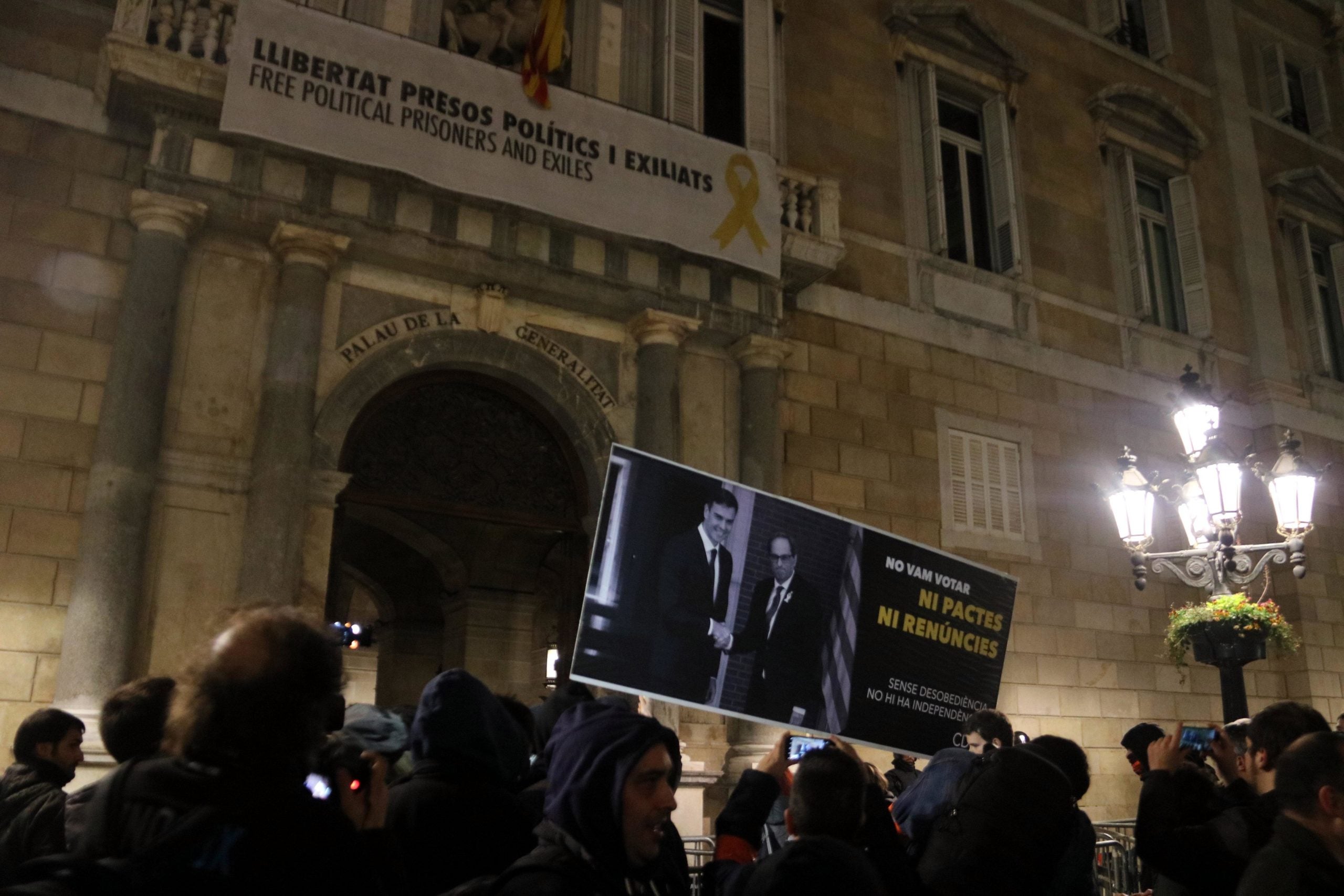 Pancarta contra Quim Torra exhibida pels manifestants que han protestat pel judici de l'1-O davant de la Generalitat / ACN