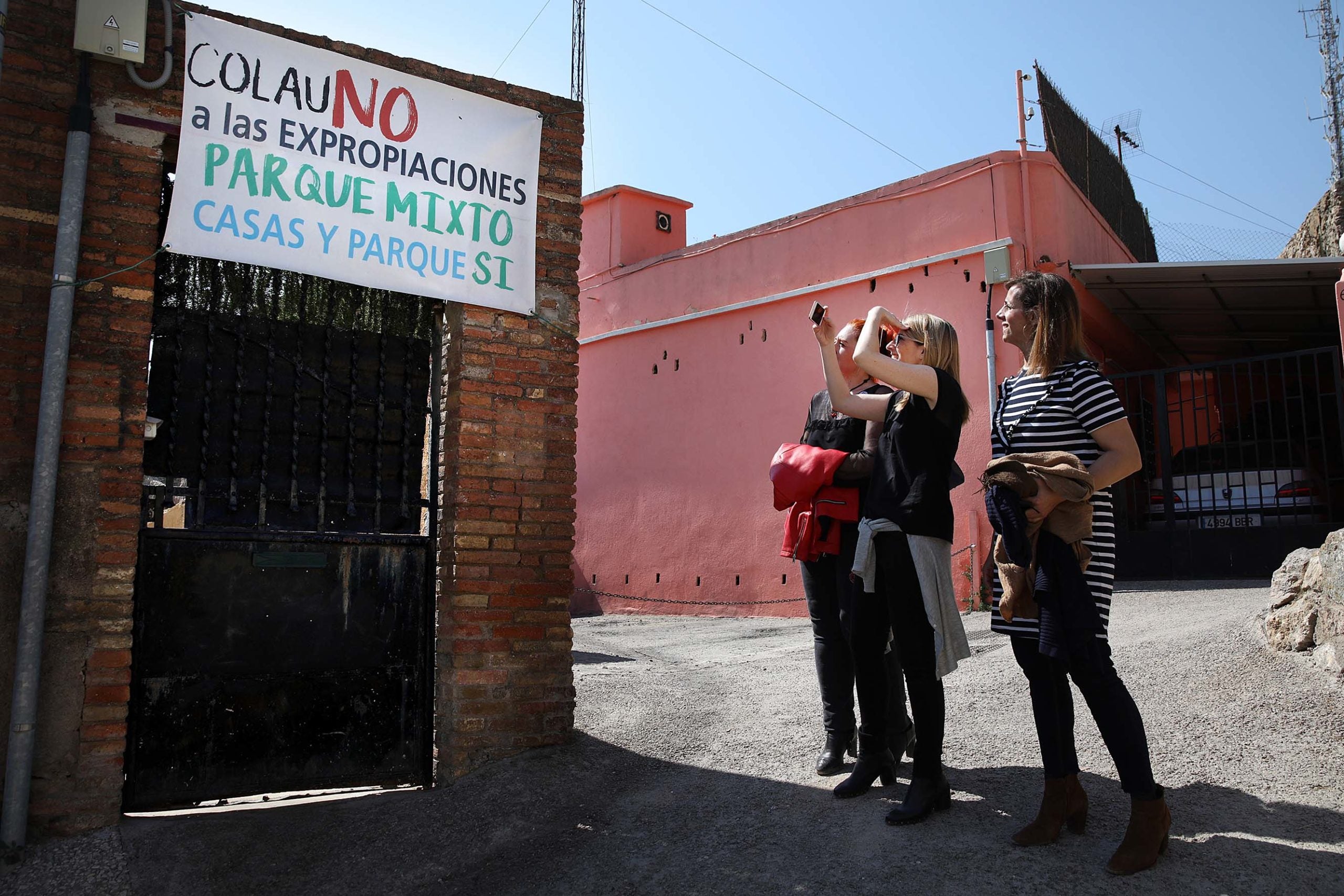 Elsa Artadi amb Francina Vila i Susanna Porcar, fotografia una pancarta de protesta contra el PGM dels veïns del turó de la Rovira / Jordi Play