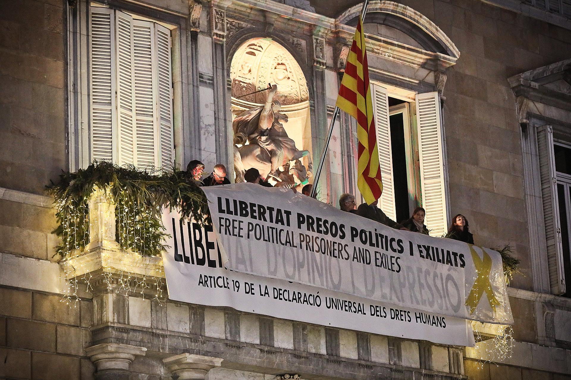 La pancarta motiu de la inhabilitació de Torra, tornada a penjar al balcó de la Generalitat / Jordi Borràs La pancarta motiu de la inhabilitació de Torra, tornada a penjar al balcó de la Generalitat / Jordi Borràs