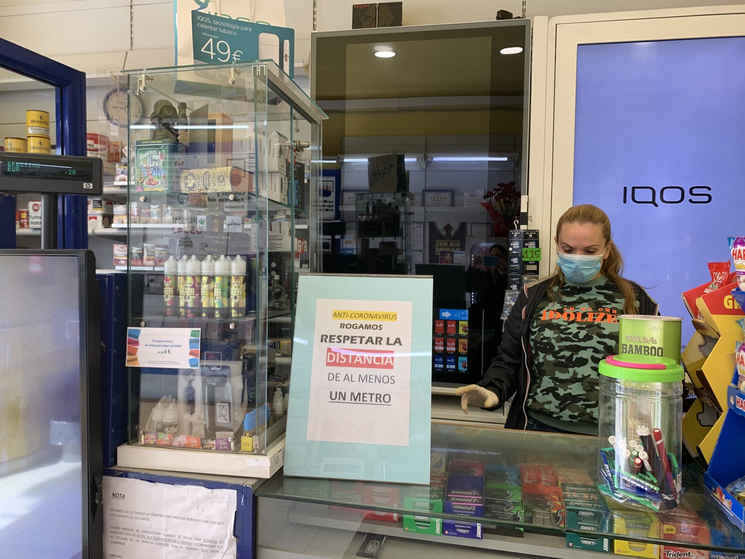 Dist&agrave;ncia obligat&ograve;ria entre clients i dependenta a l'estanc del carrer Sant Pau / S&iacute;lvia Barroso