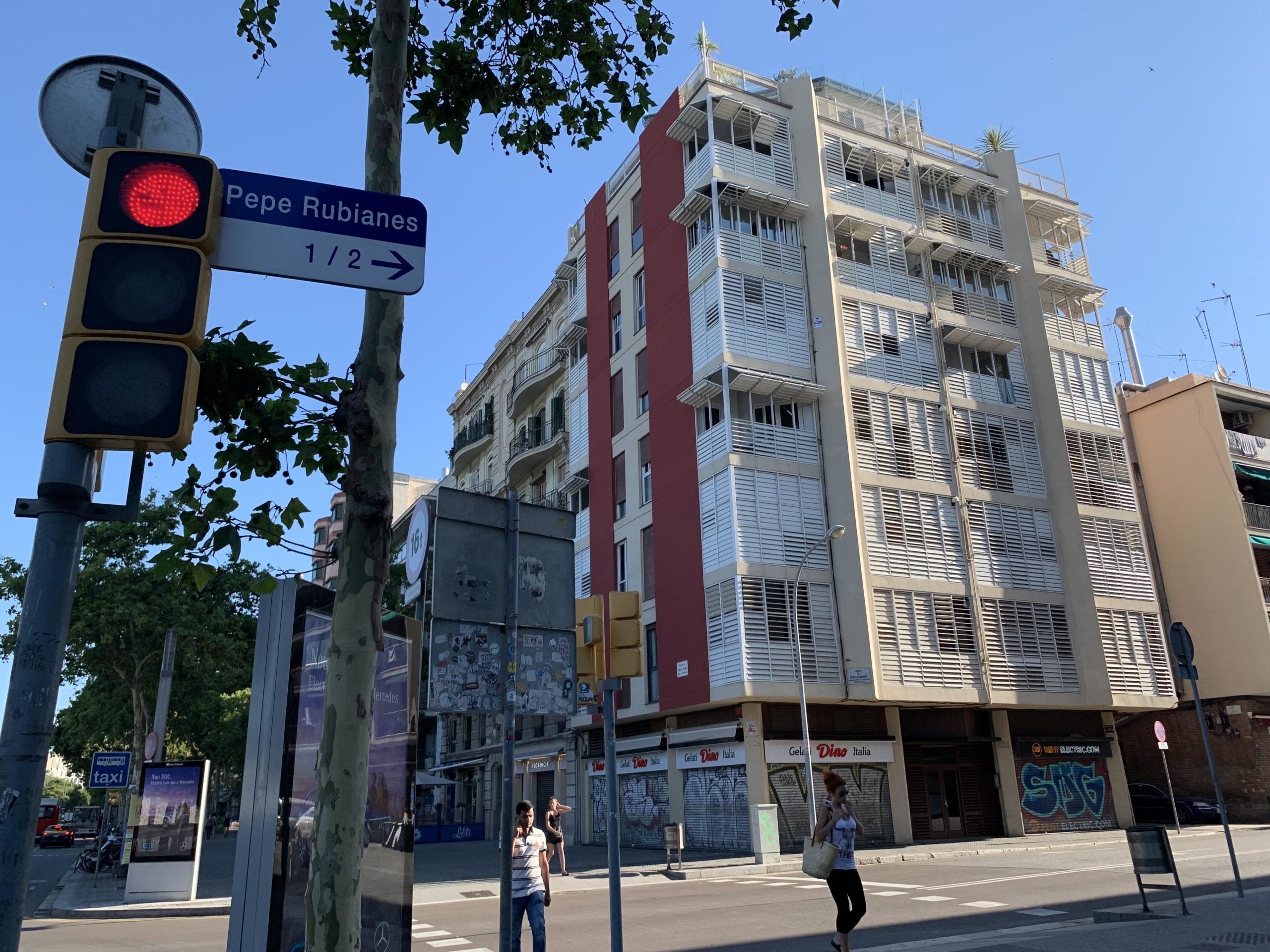 El nom del carrer Pepe Rubianes, en una petita placa de trànsit de la Barceloneta / S.B.