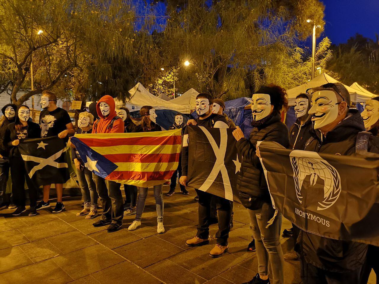 Un grup de joves concentrats a plaça Universitat amb les màscares de Guy Fawkes / D.C.