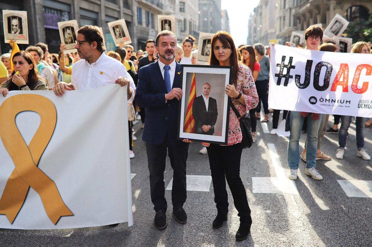 El conseller d'Exteriors sosté una foto del seu predecessor, Raül Romeva, en protesta per la sentència de l'1-O / Jordi Borràs