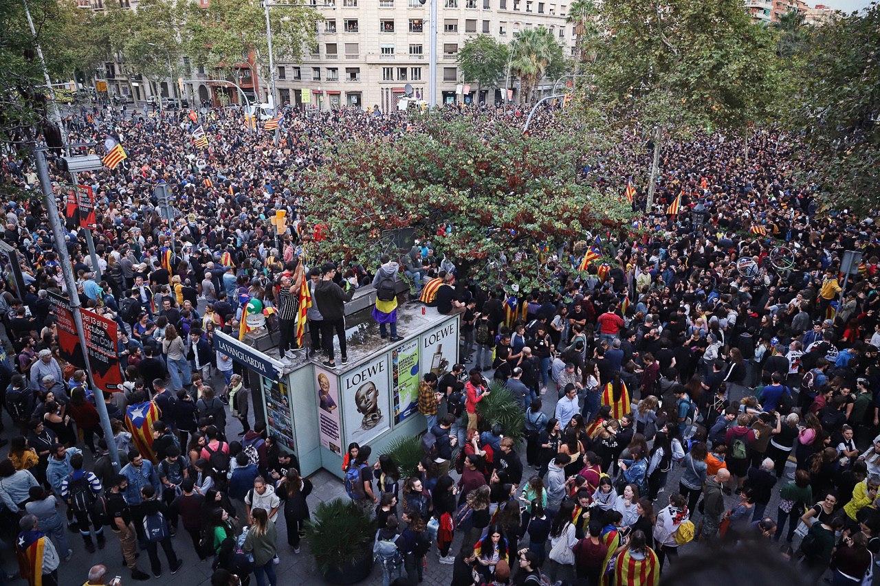 Manifestació massiva unitària, al carrer Marina el 26 d'octubre, gairebé dues setmanes després de la sentència / Jordi Borràs