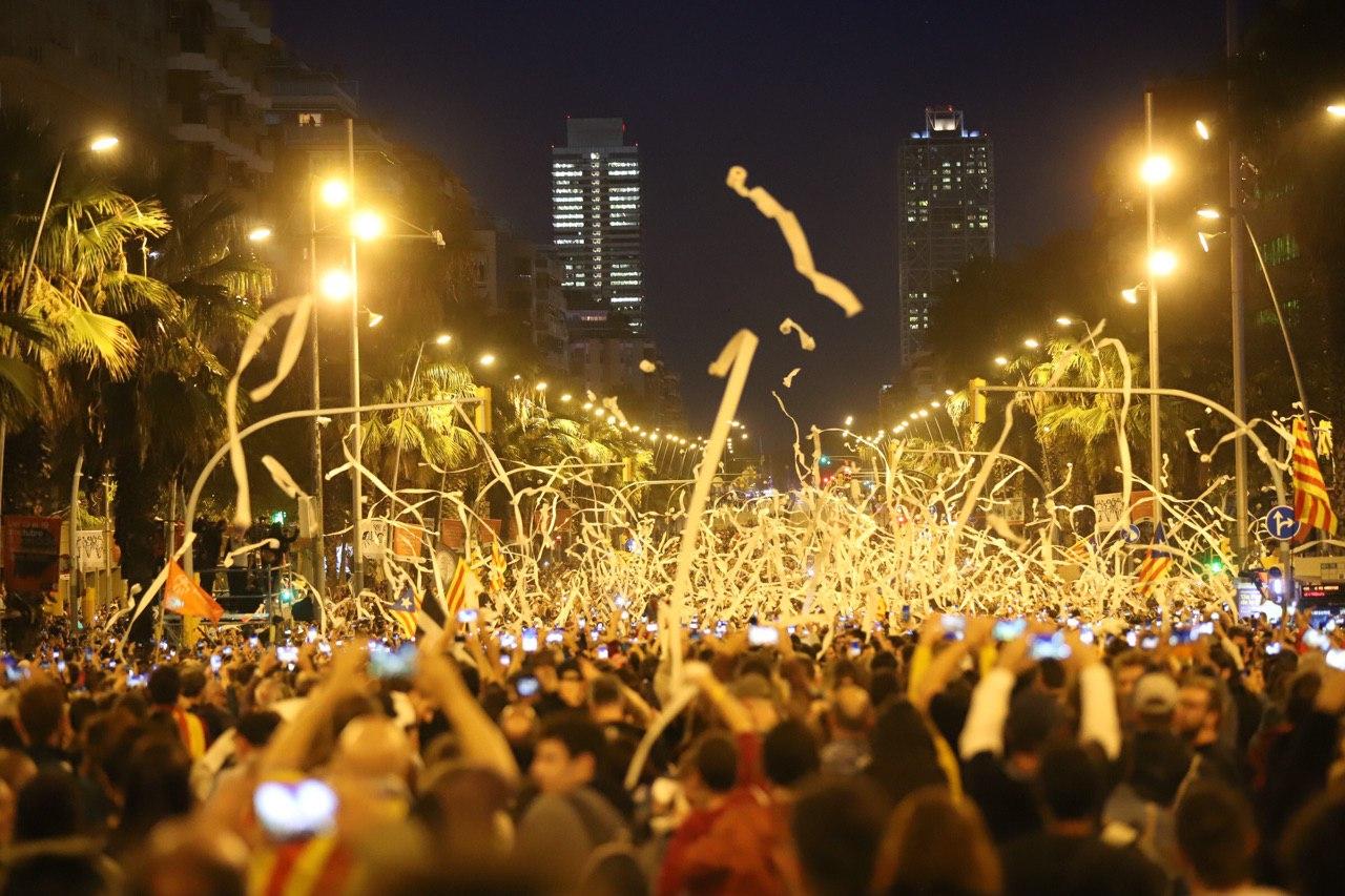 La multitud de la manifestació dels CDR contra la sentència llançant paper de vàter / Jordi Borràs