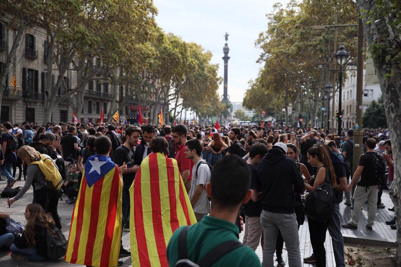 Manifestants a la Rambla, el matí de la vaga general del 18O contra la sentència / Jordi Borràs