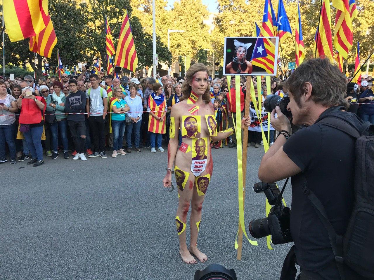 La noia-protesta de la manifestació unitària contra la sentència de l'1-O / Quico Sallés