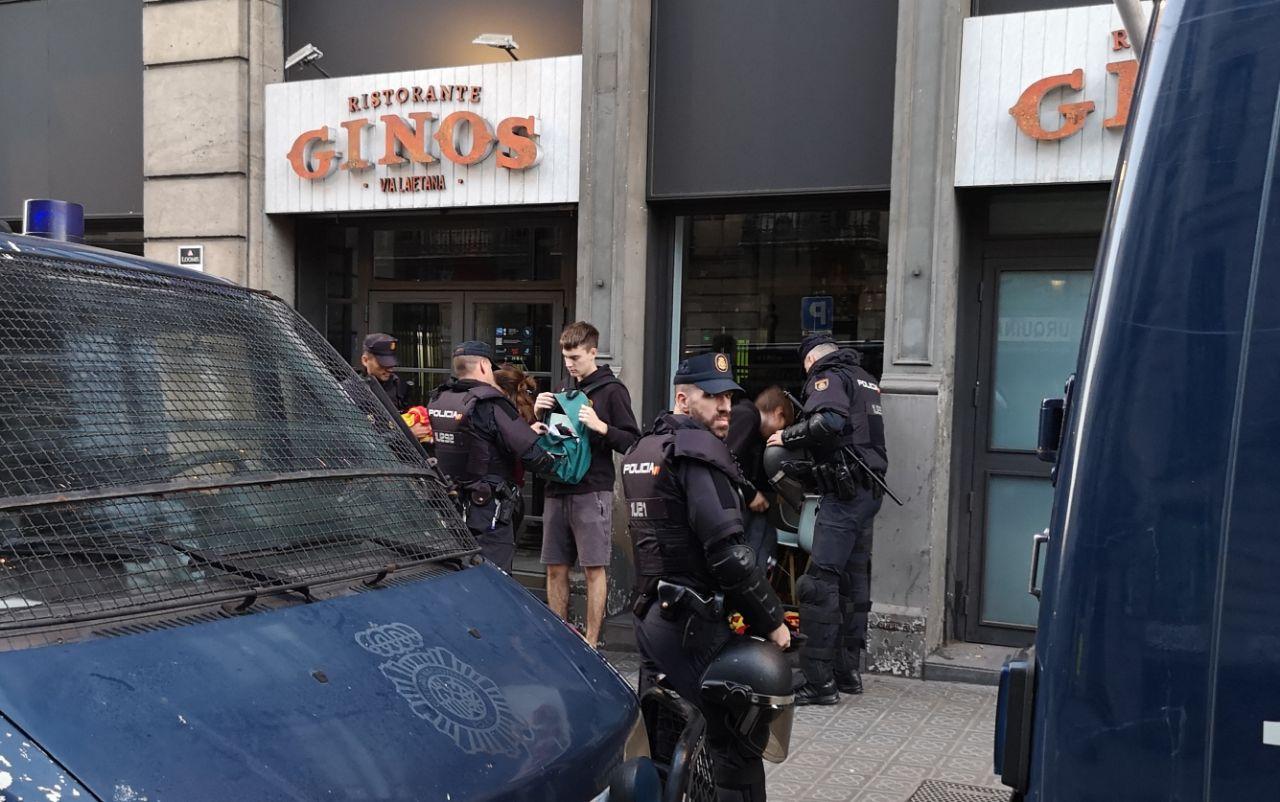 Escorcolls de la Policia Nacional als joves que passen per la Via Laietana, amb motiu de la protesta dels CDR per 