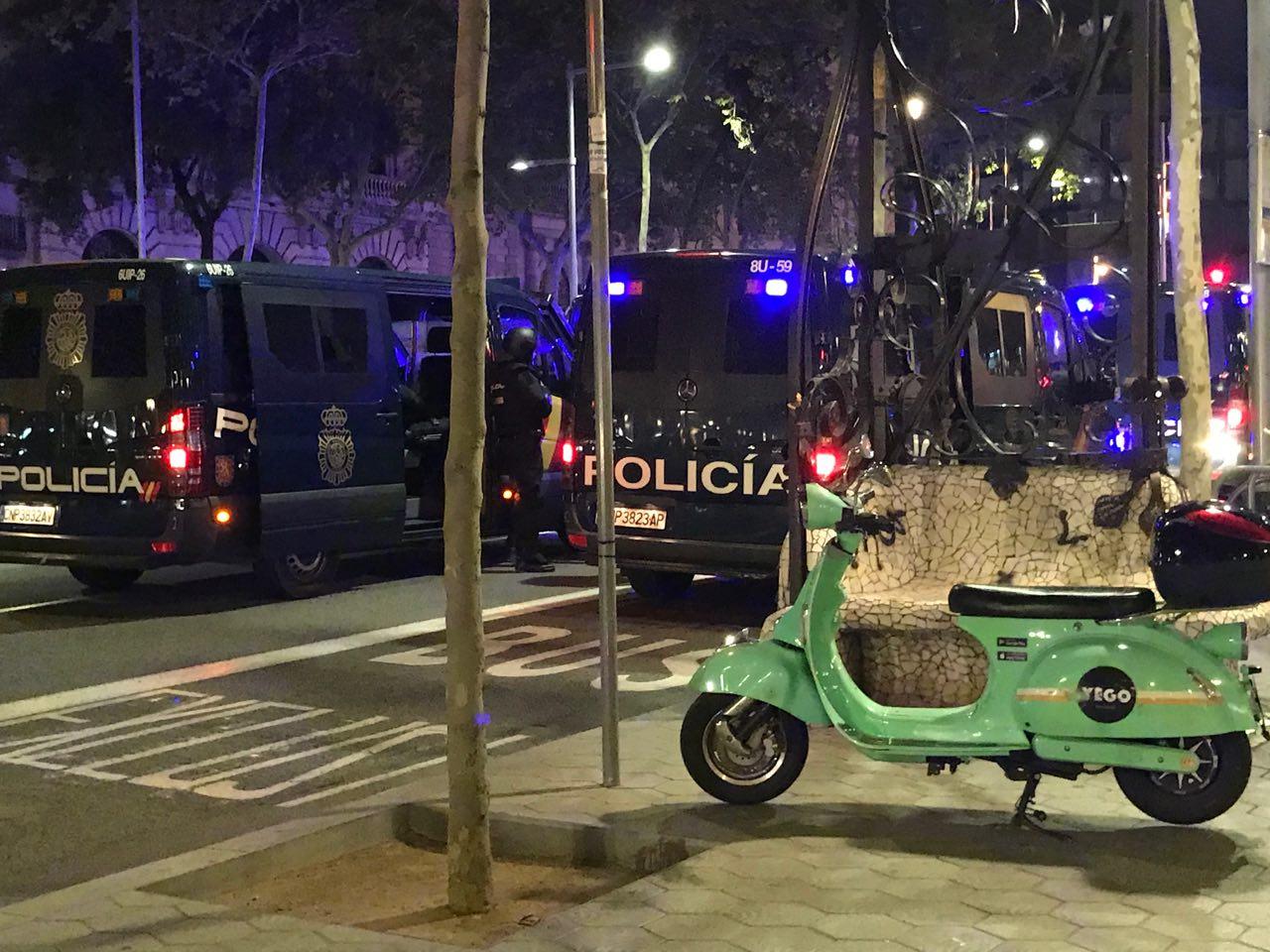 Furgons dels antiavalots de la Policia Nacional, al passeig de Gràcia, en l'última fase dels aldarulls d'aquest dissabte a la nit, després de la protesta dels CDR per 