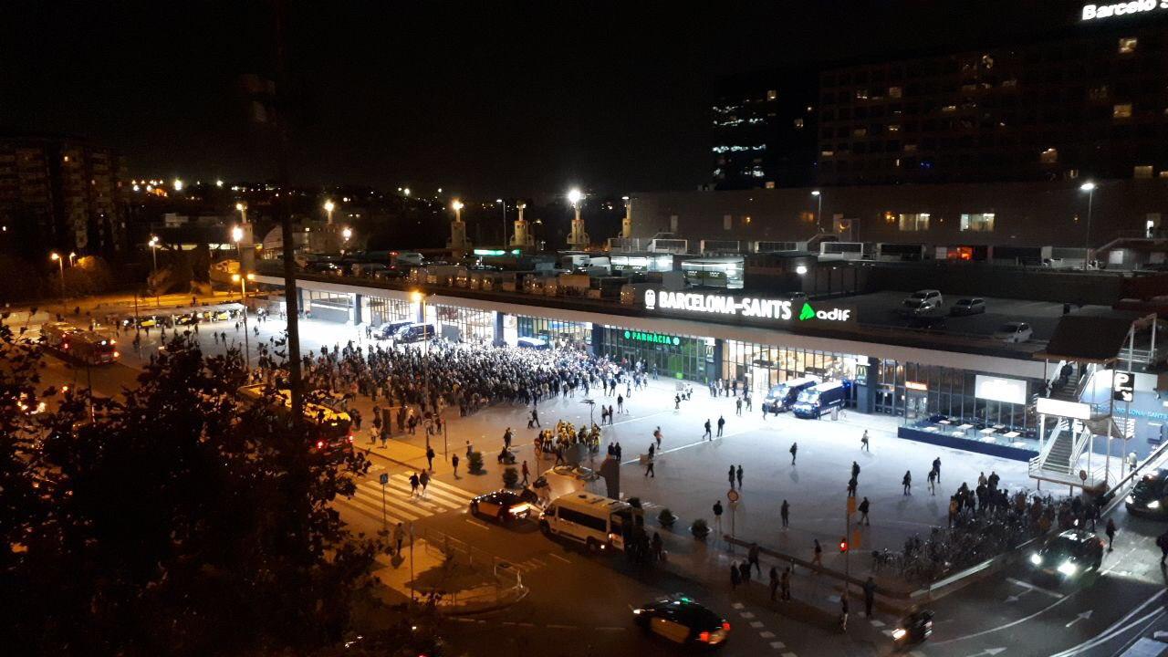 Vista de la protesta convocada pels CDR davant l'estació de Sants / Anonymous Catalonia