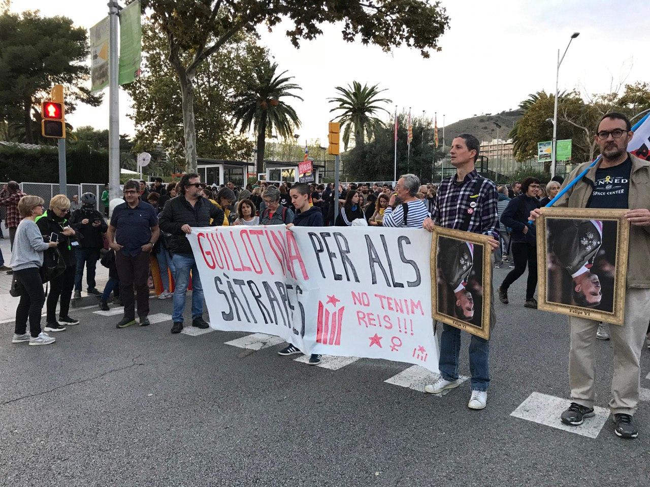 Pancarta contra la monarquia: 'Guillotina per als sàtrapes', en una imatge d'arxiu / Quico Sallés