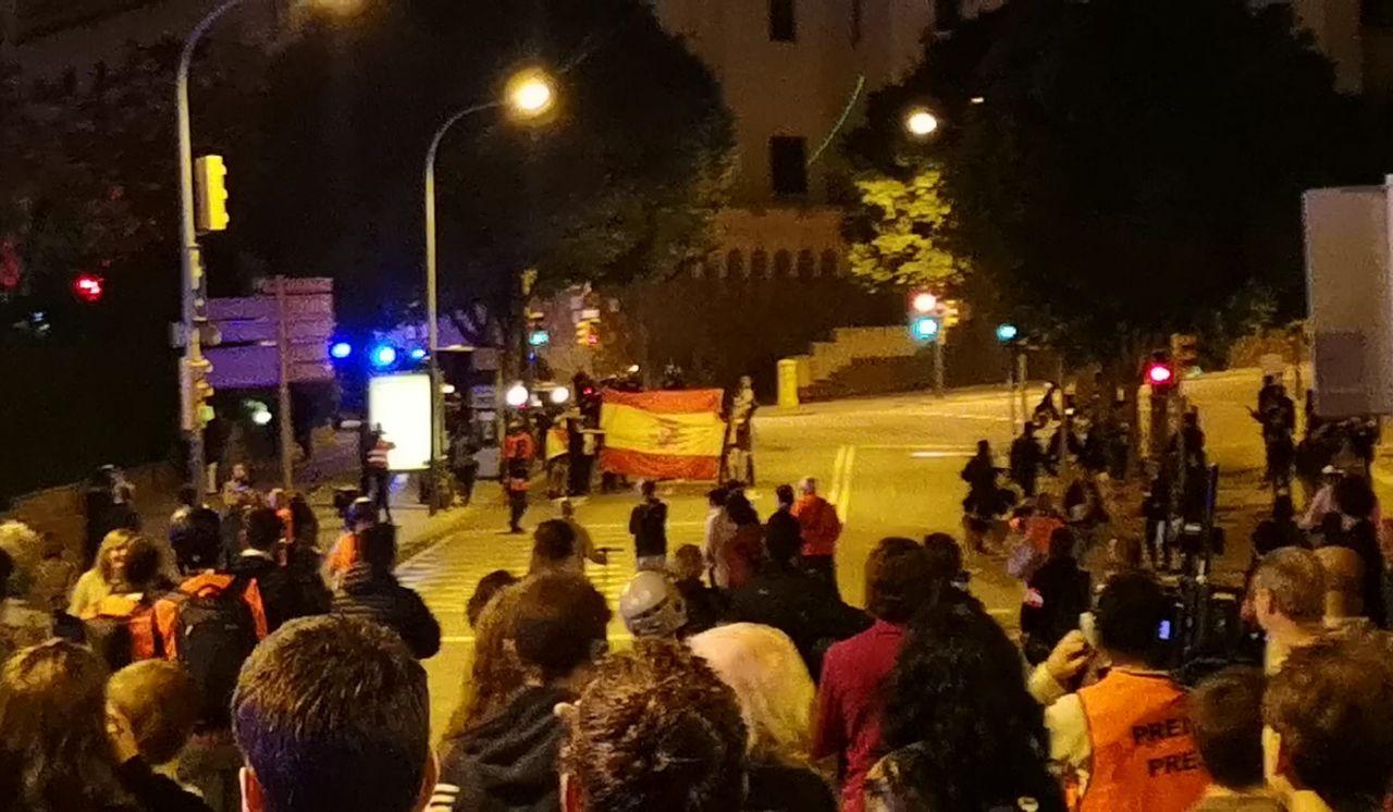 Arribada d'un grup amb una bandera espanyola a la protesta contra la visita reial / David Cobo