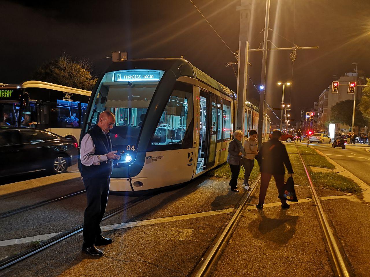 Tramvia aturat entre Ca n'Oliveres i Can Rigal per la protesta contra la visita reial / David Cobo