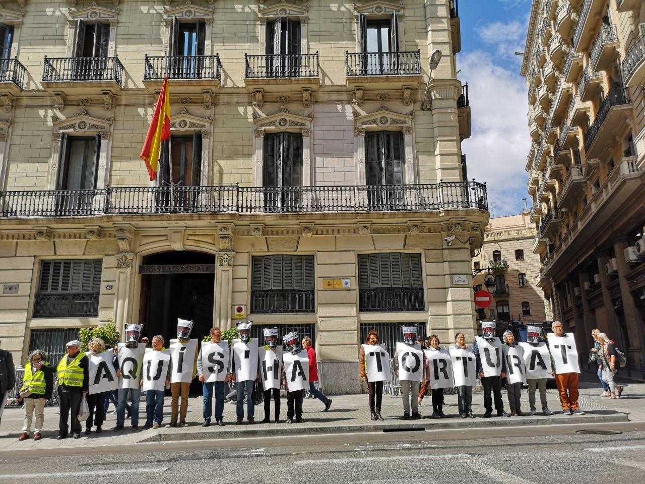 Acción ante la comisaría de vía Laietana para señalar las torturas franquistas / David Cobo