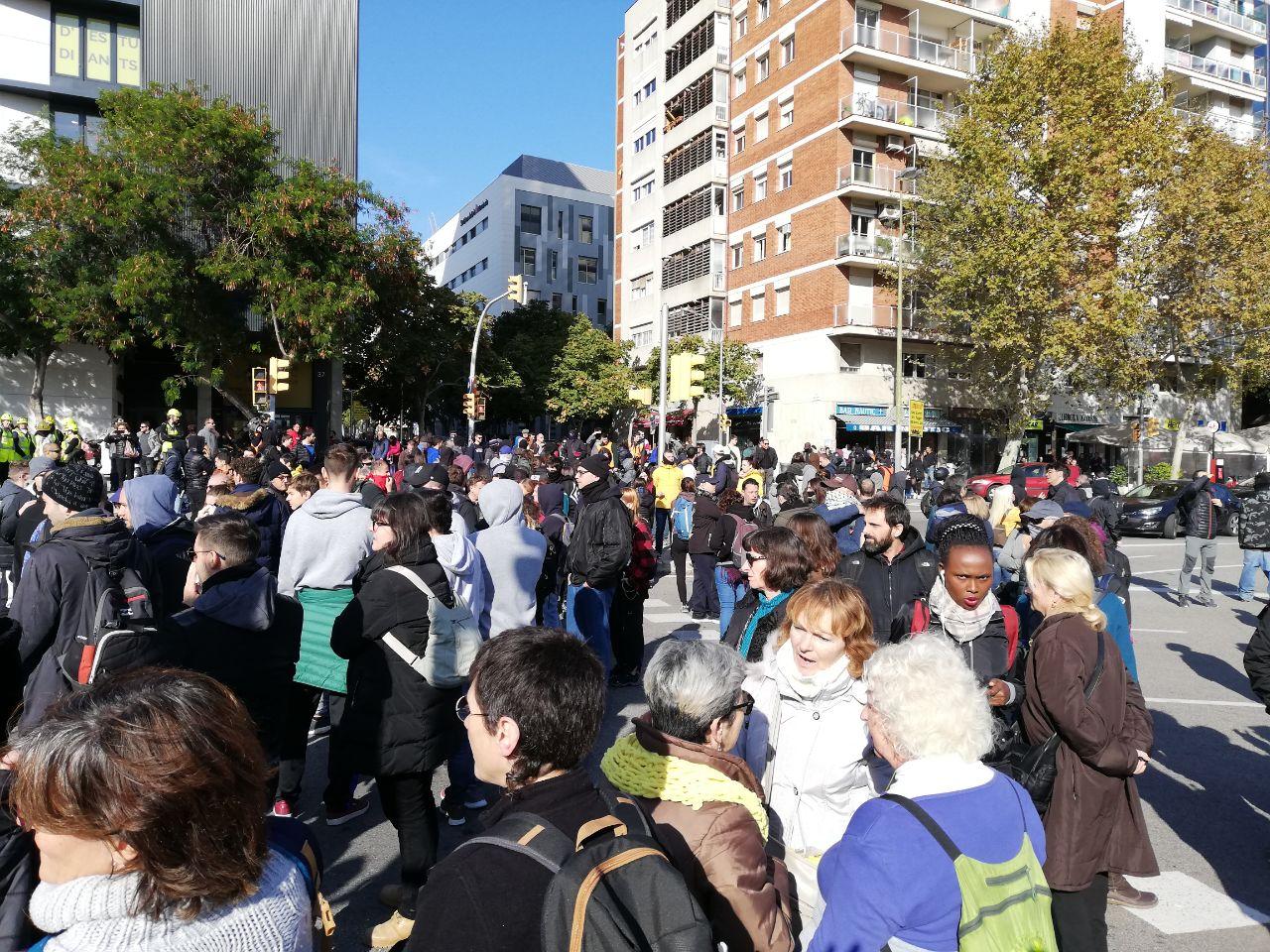 Els manifestants de l'estació de Sants, tallen el trànsit al costat del recinte / XFC Els manifestants de l'estació de Sants, tallen el trànsit al costat del recinte / XFC