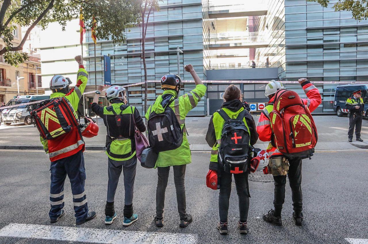 Membres dels Street Medics davant de la comissaria de les Corts | Street Medics